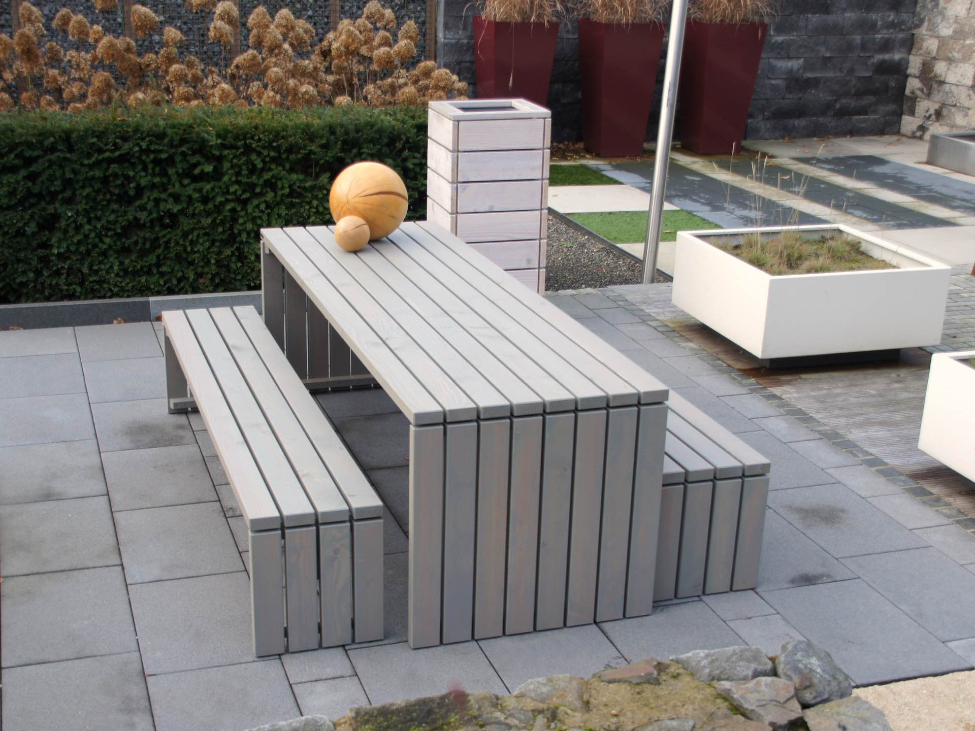 Gartenmöbel-Set Kubus in grau geölter Douglasie, Ansicht von vorn mit zwei Bänken