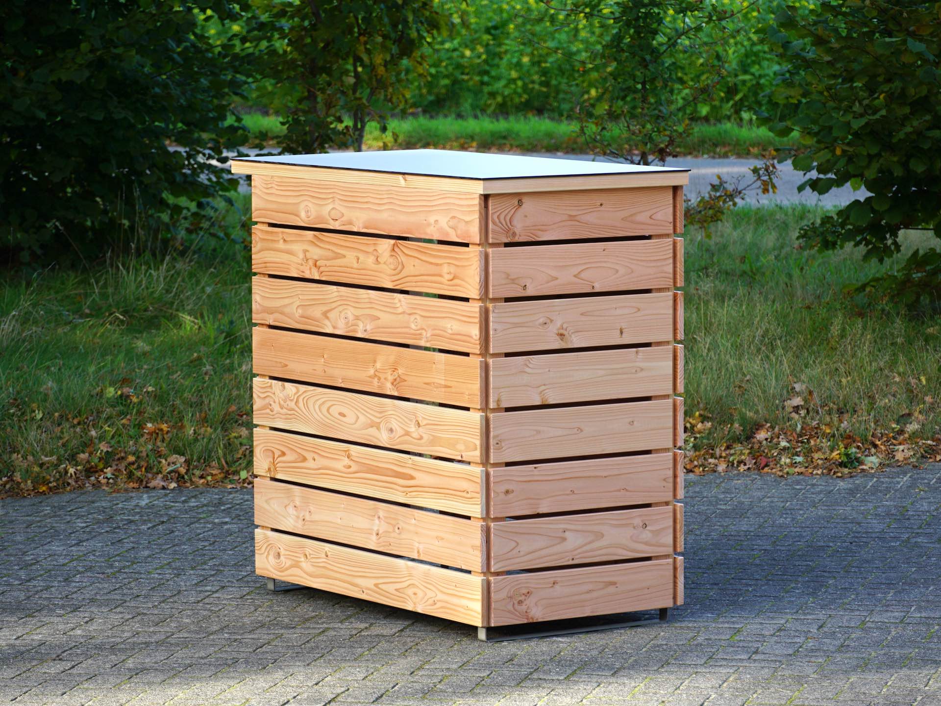 1er Kinderwagenbox mit geschlossener Tür, hinten links aufgenommen