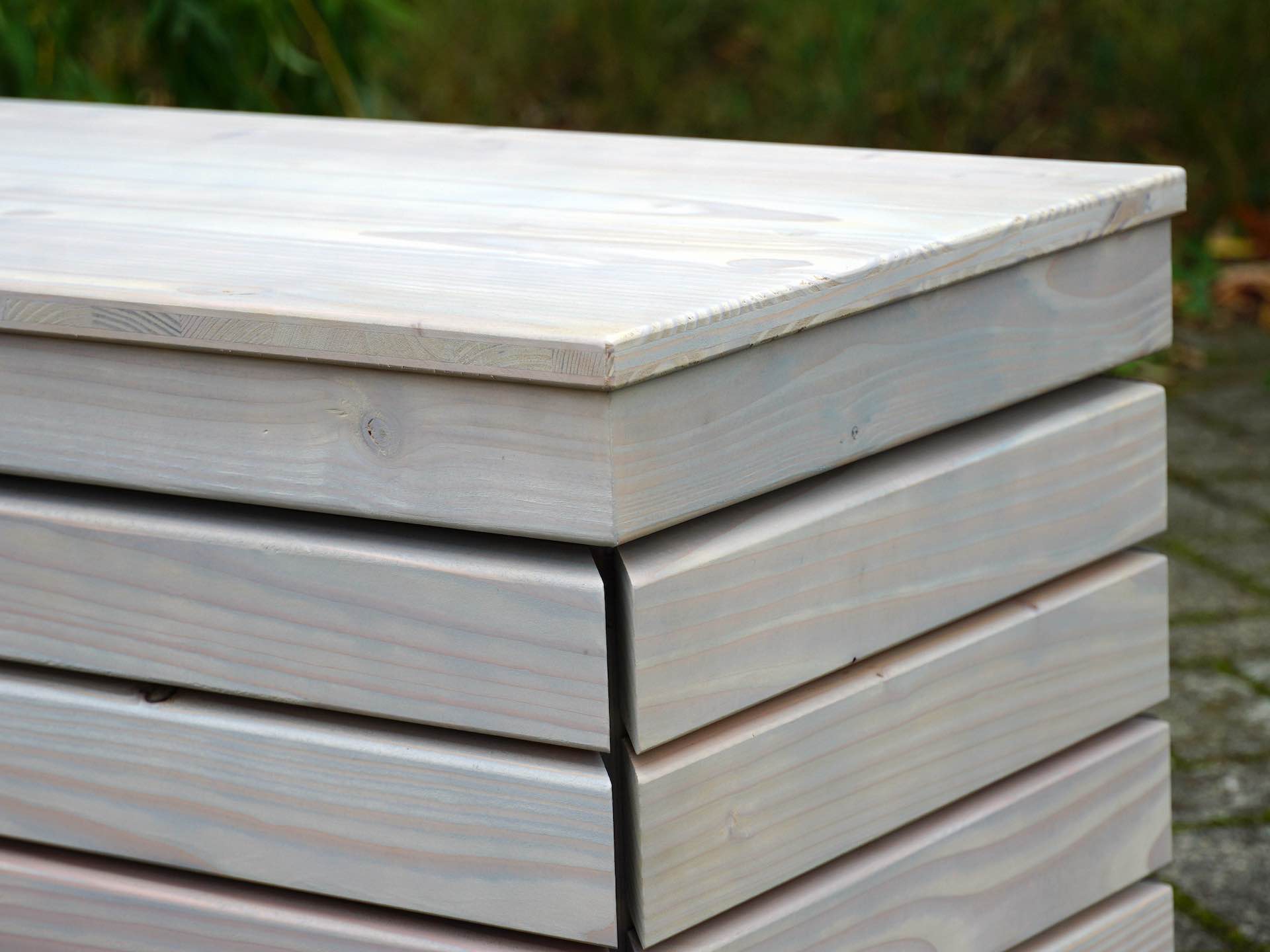 Kleine Gartenbox Rhombus in Grau Geölt – Detailansicht der rechten oberen Ecke mit Fugenbild und Massivholzdeckel	