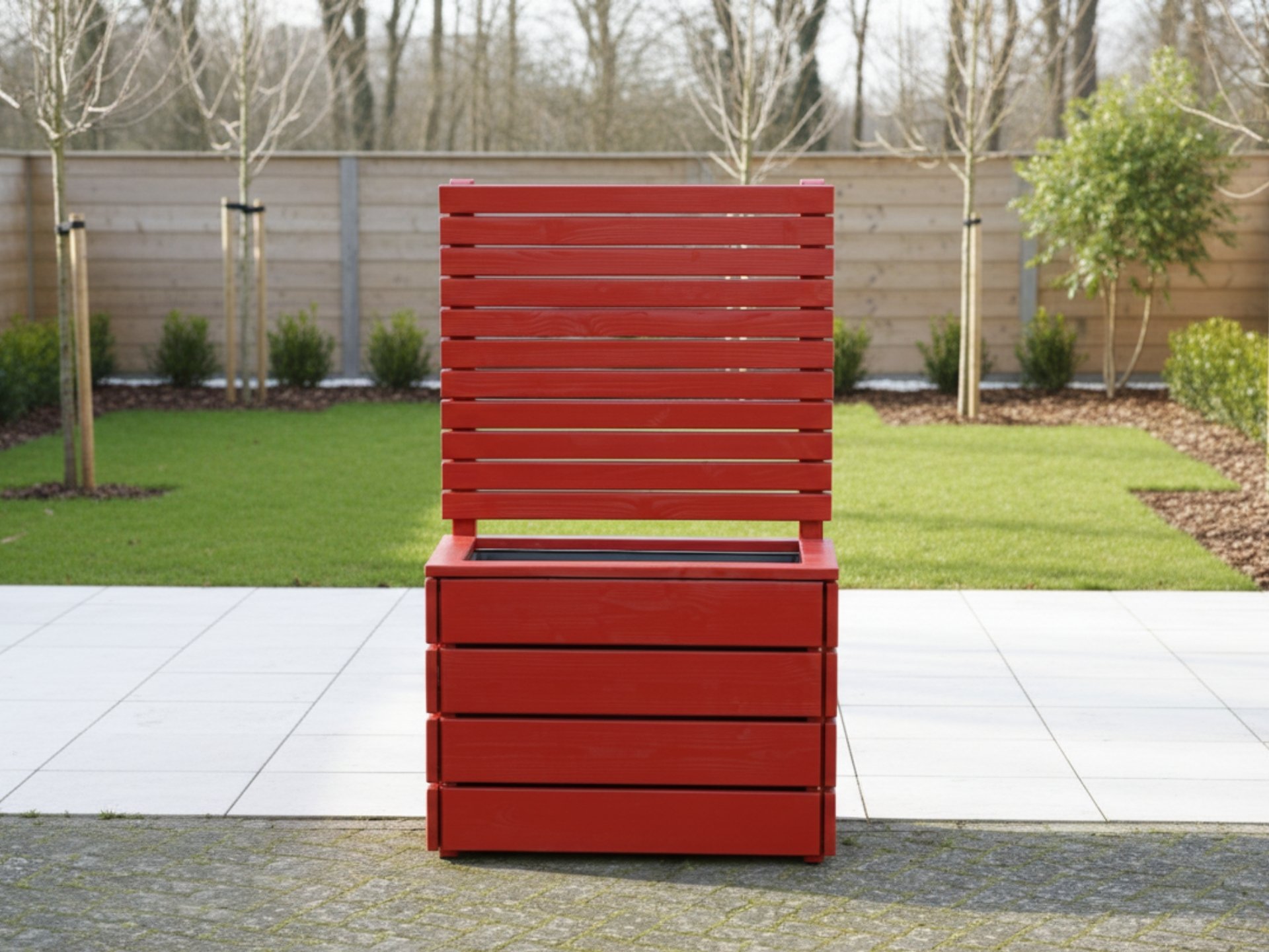 Frontalansicht des Pflanzkastens mit Sichtschutz A10 – die Farbe Skandinavisch Rot setzt einen kräftigen Akzent.
