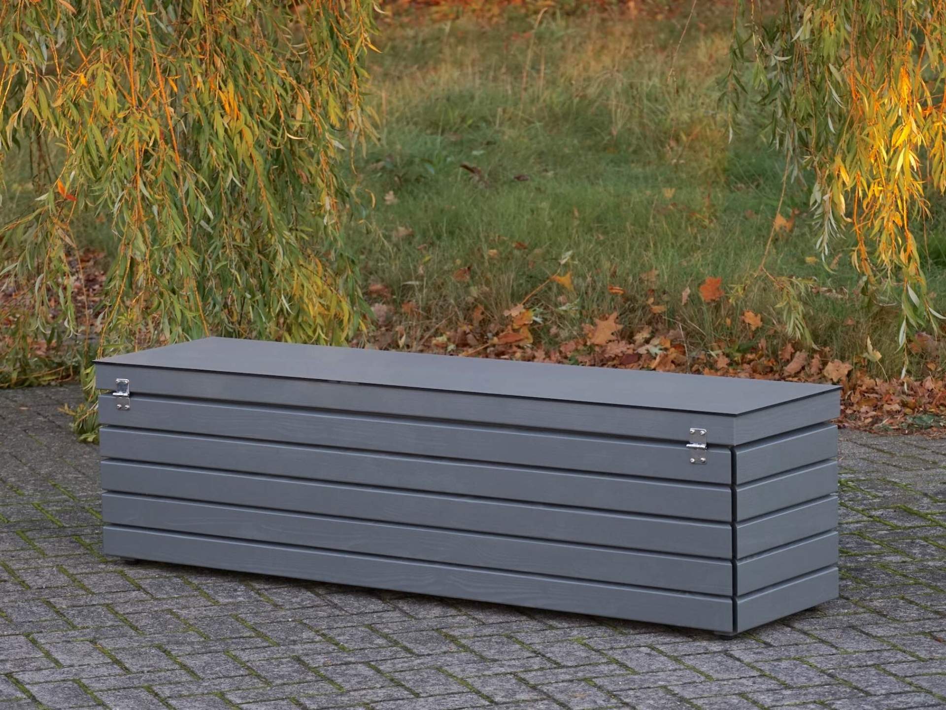 Rückansicht der Gartenbox mit Edelstahl-Scharnieren	
