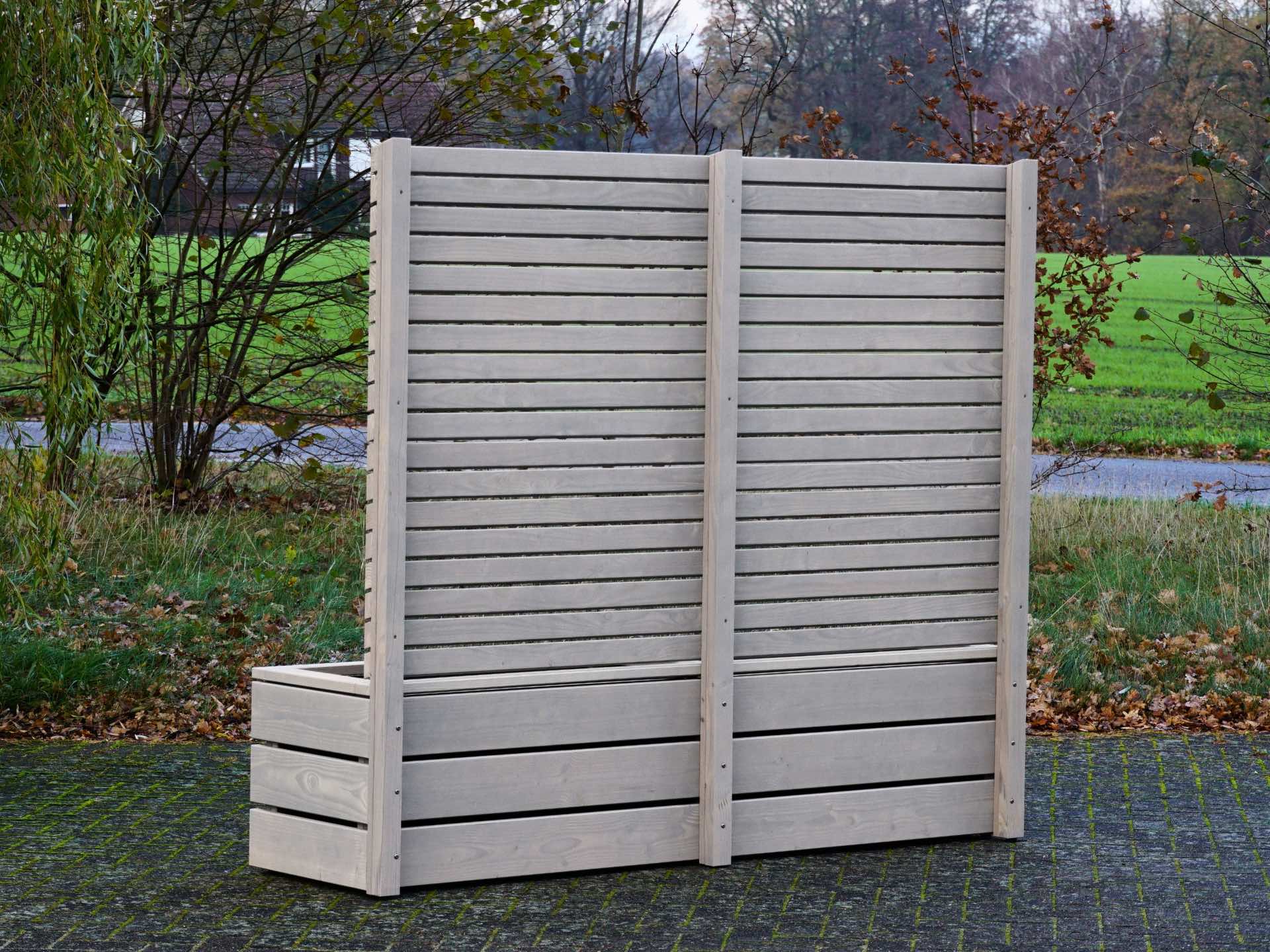 Rückseite des Pflanzkastens Classic 2L mit Sichtschutz A10 in Grau Geölt – Fokus auf die stabilen Pfosten und die freistehende Konstruktion