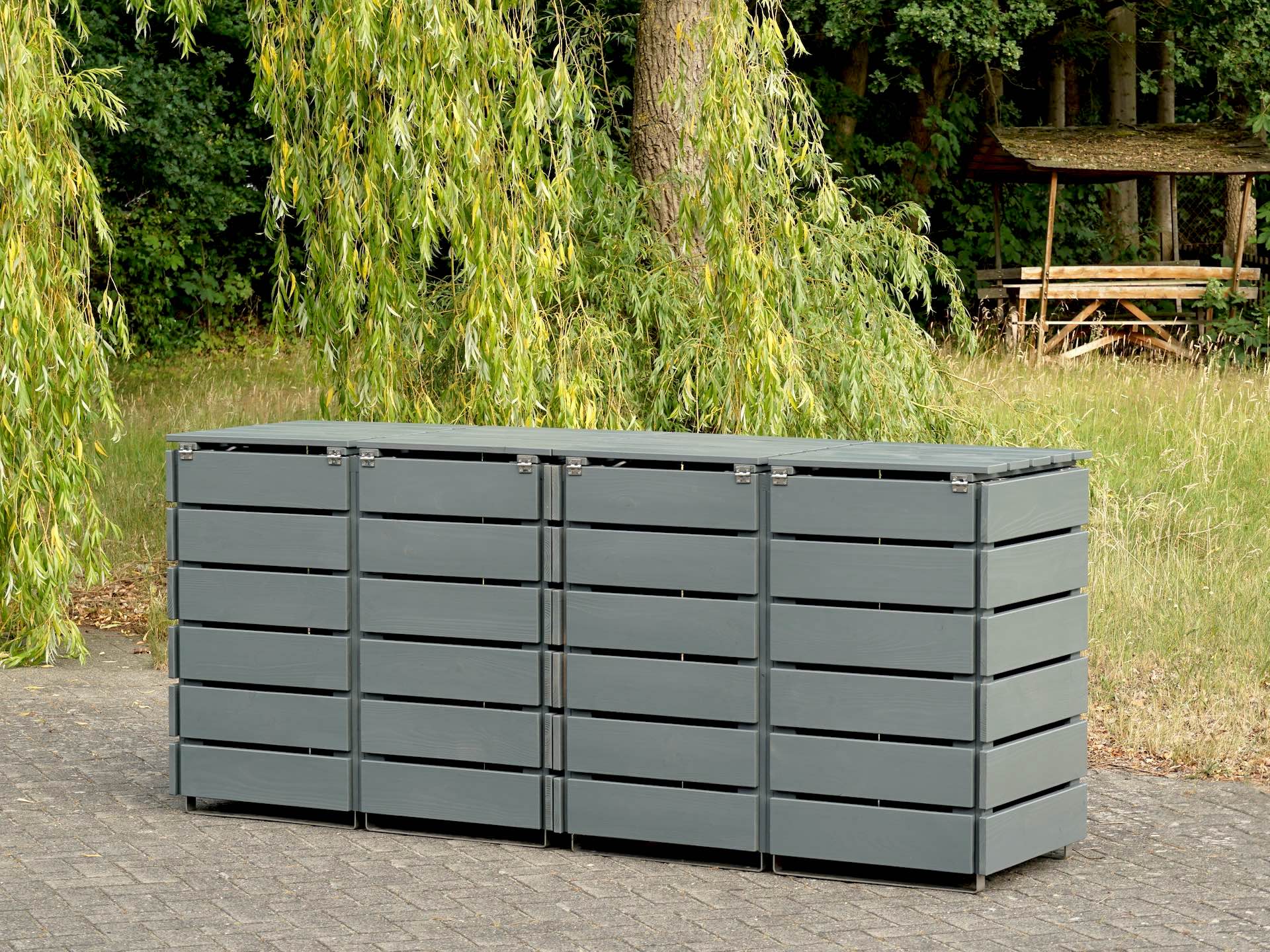 4er Mülltonnenbox in Grau, geschlossene Rückseite, mit klaren Holzfugen