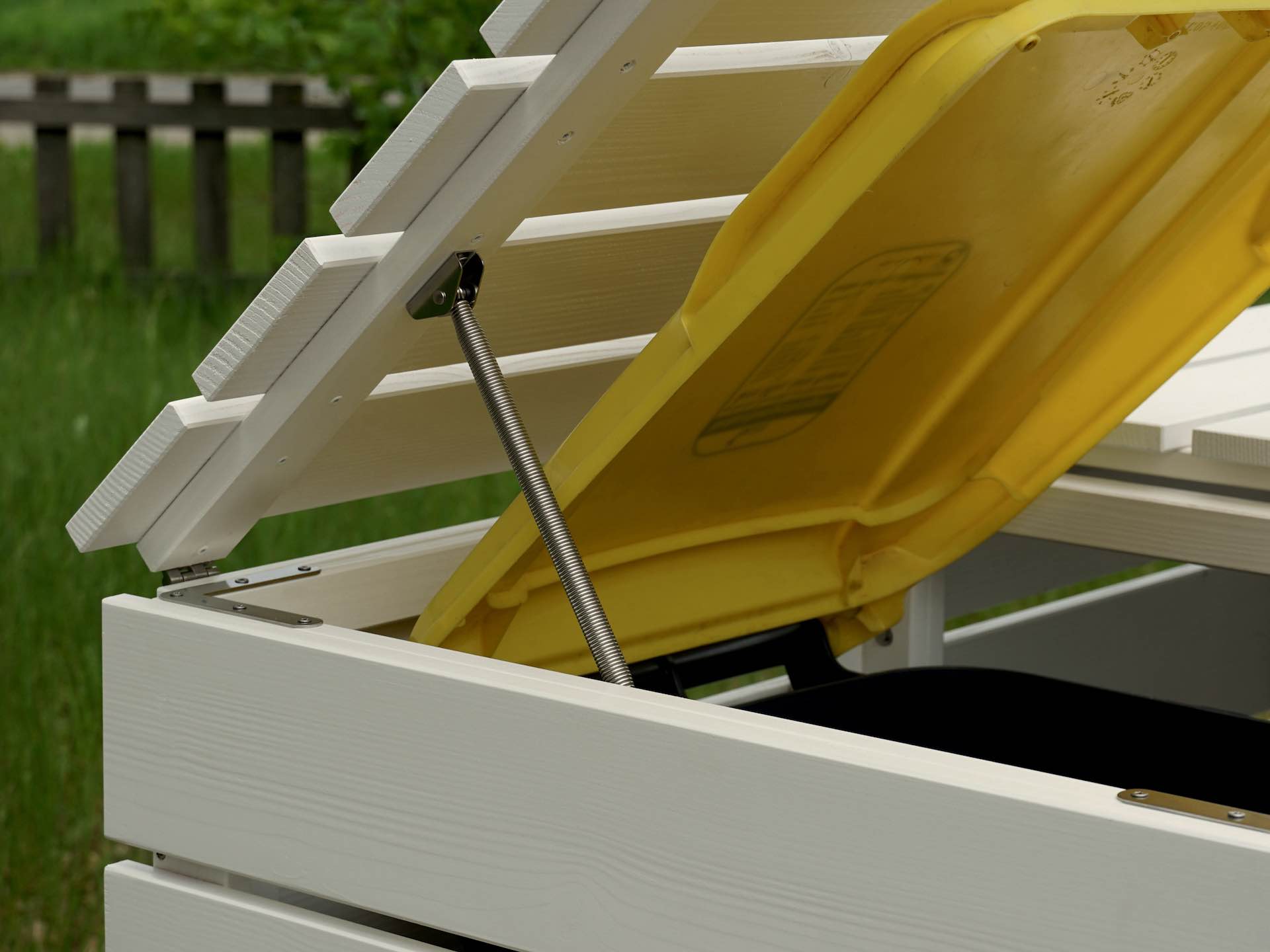 Detailaufnahme des linken offenen Deckels mit Edelstahl-Feder