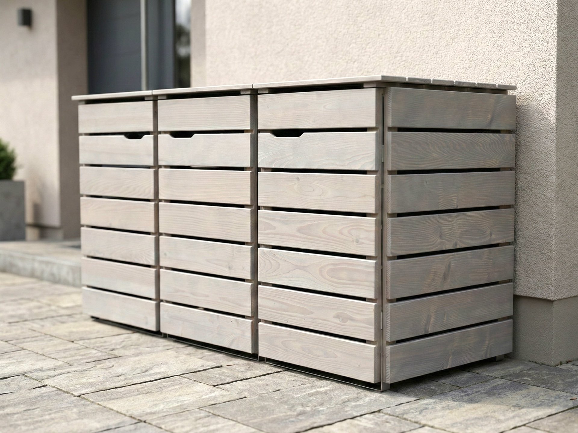 3er Mülltonnenbox 240 L in grau geölter Oberfläche zur dezenten und ordentlichen Unterbringung großer Mülltonnen.