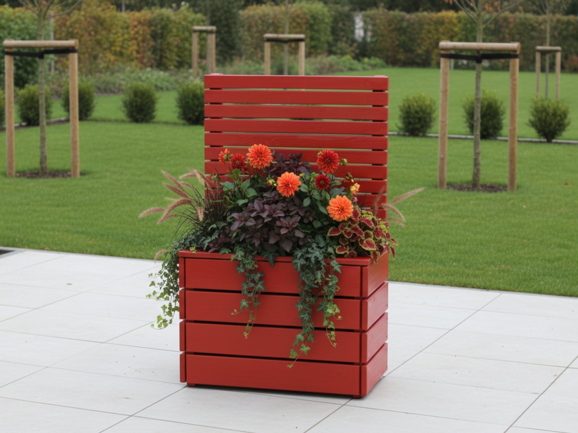 Pflanzkasten Classic M mit Sichtschutz A10 in Skandinavisch Rot, wetterfest aus Holz, ideal für Balkon, Terrasse oder Garten.