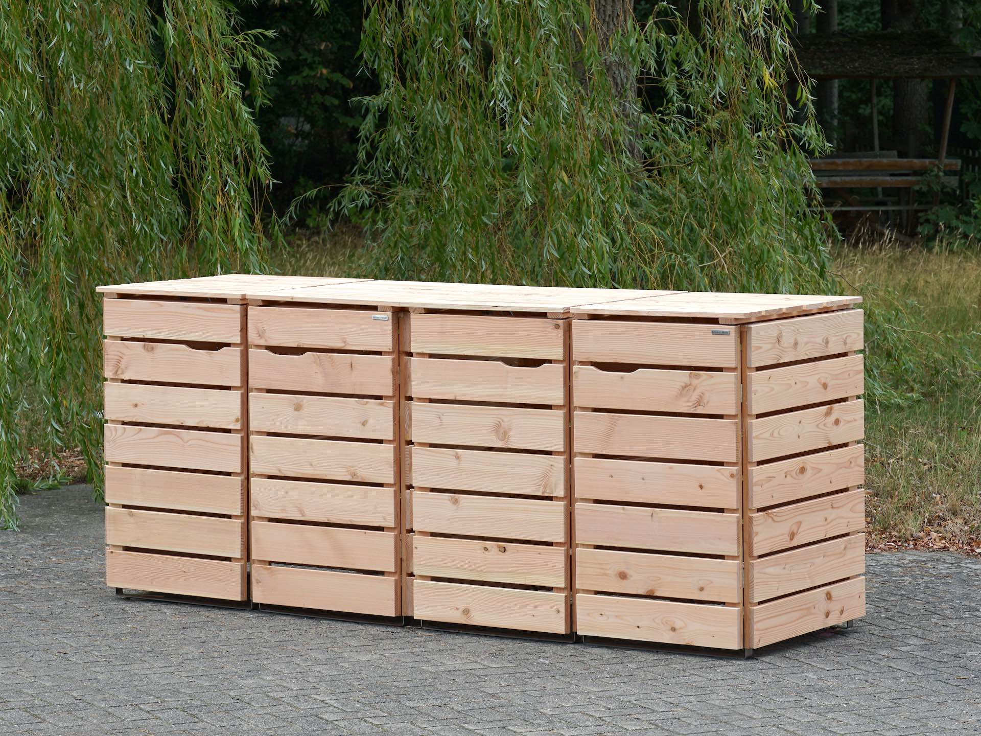 4er Mülltonnenbox in Douglasie Natur, von vorn rechts, geschlossen