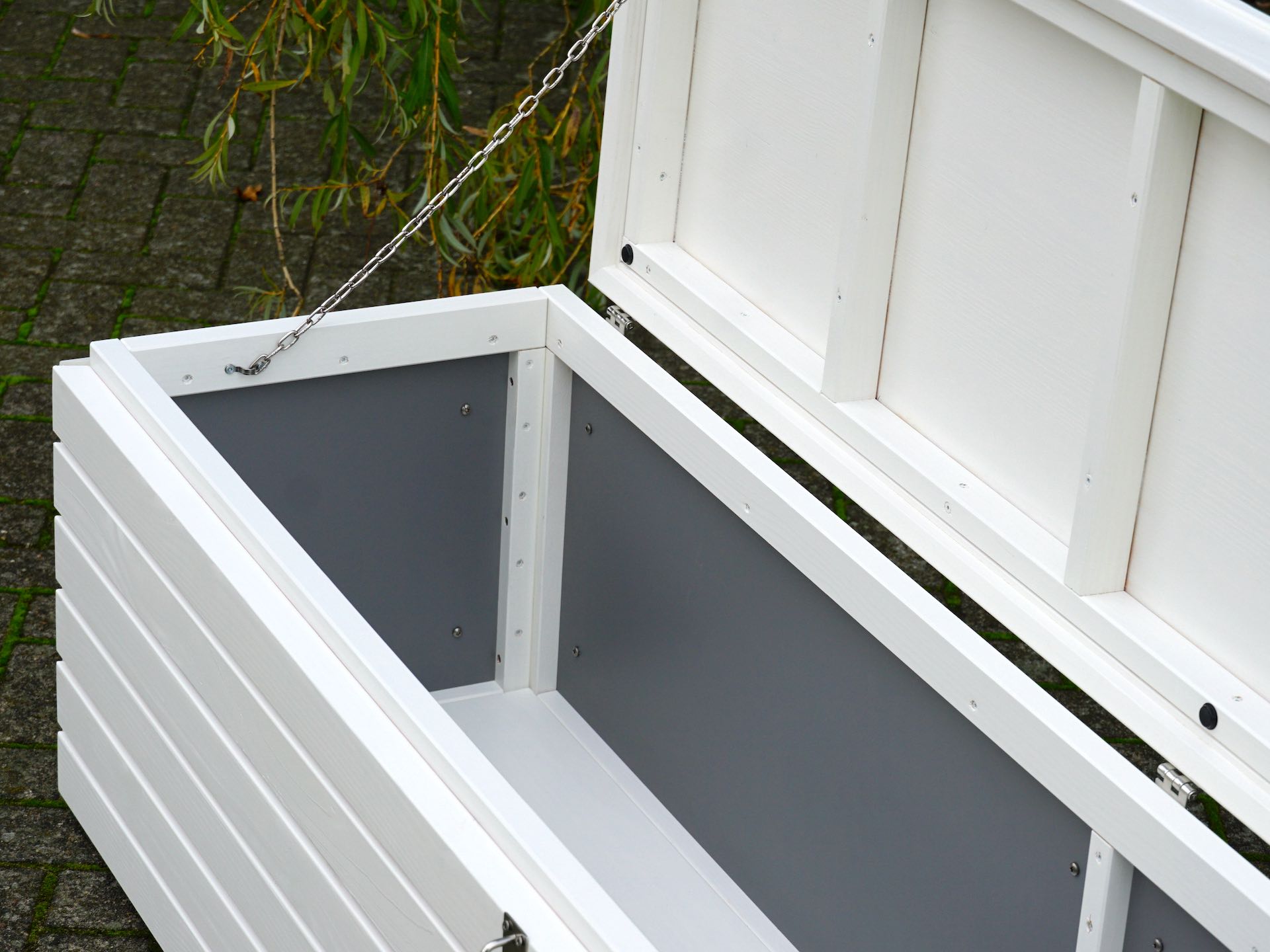 Gartenbox in Weiß – Innenraum mit HPL-Wänden und stabilem Holzboden	