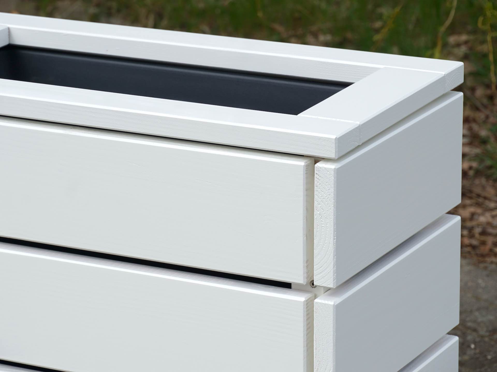 Detail Pflanzkasten Classic in Weiß – rechte obere Ecke mit Schattenfugen und verdeckter Verschraubung