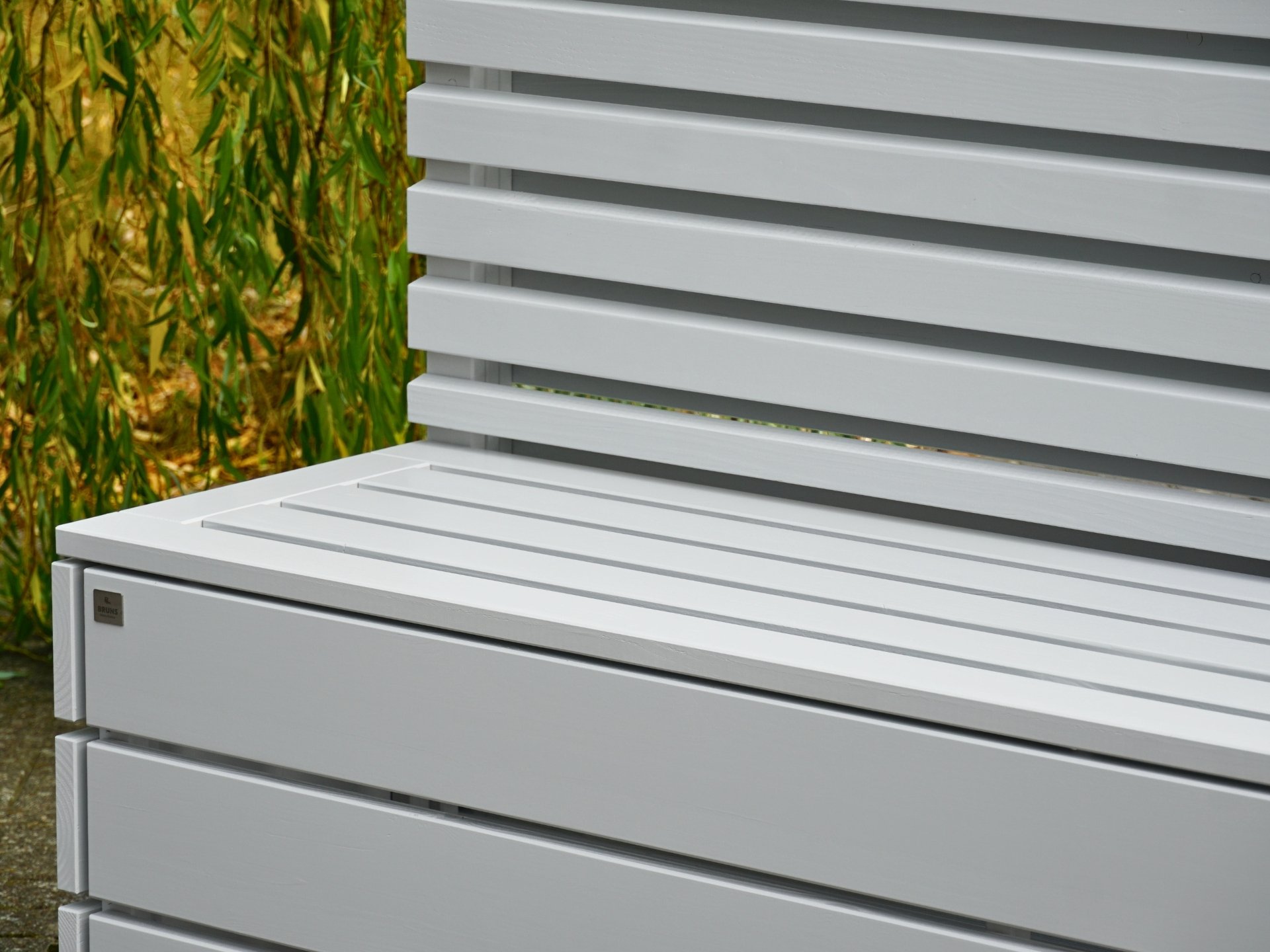 Sitzbank Classic mit Sichtschutz A30B in Lichtgrau – rechter Bereich im Detail, mit Fokus auf Fugendesign, Oberfläche und Verarbeitung