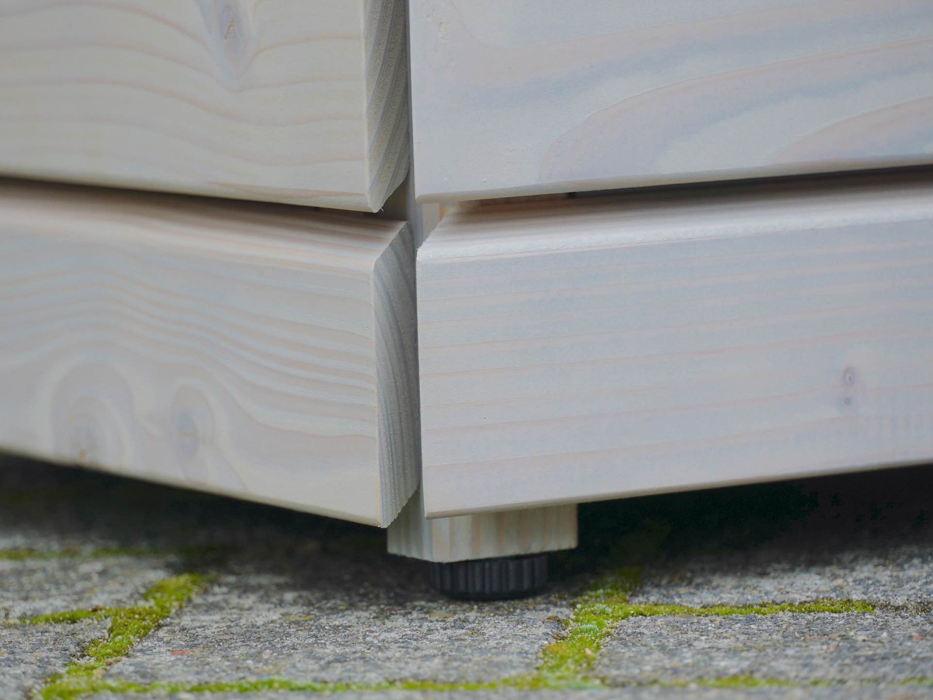 Gartenbox in Grau Geölt – Möbelfuß im Detail für stabilen Stand und konstruktiven Holzschutz	