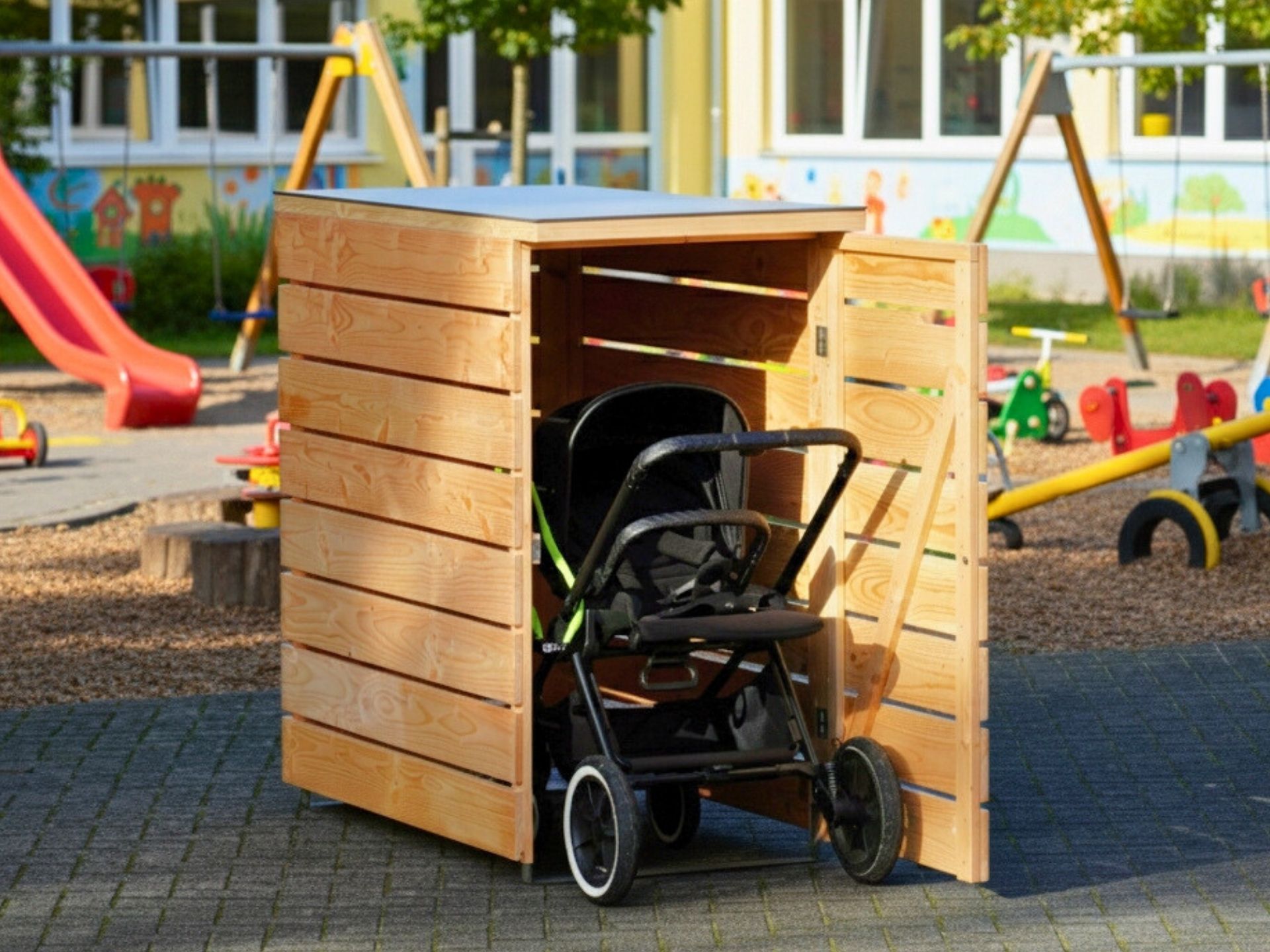 1er Kinderwagenbox aus Douglasie Natur mit HPL-Dach, wetterfest und robust, als Aufbewahrung für Kinderwagen im Außenbereich.