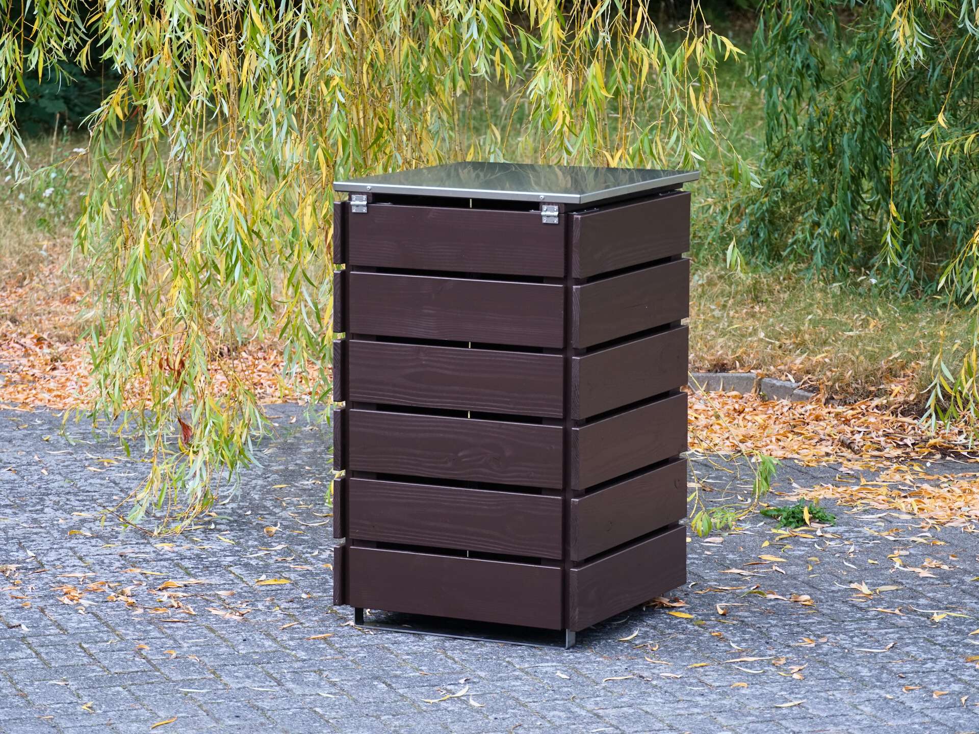 1er Mülltonnenbox in Dunkelbraun, Rückseite geschlossen