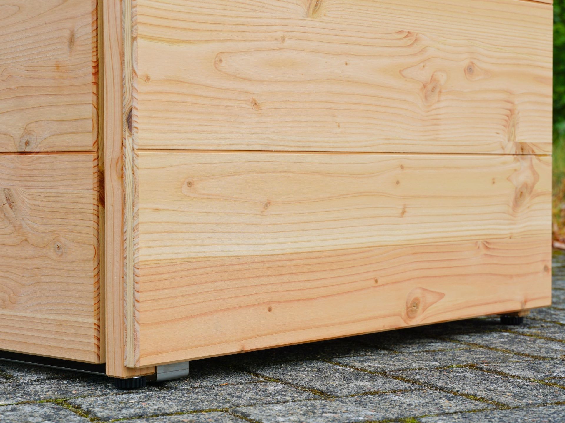 2er Mülltonnenbox Cubus 120 L in Natur – Nivellierfuß und Verkleidung aus massiver Douglasie – Detail