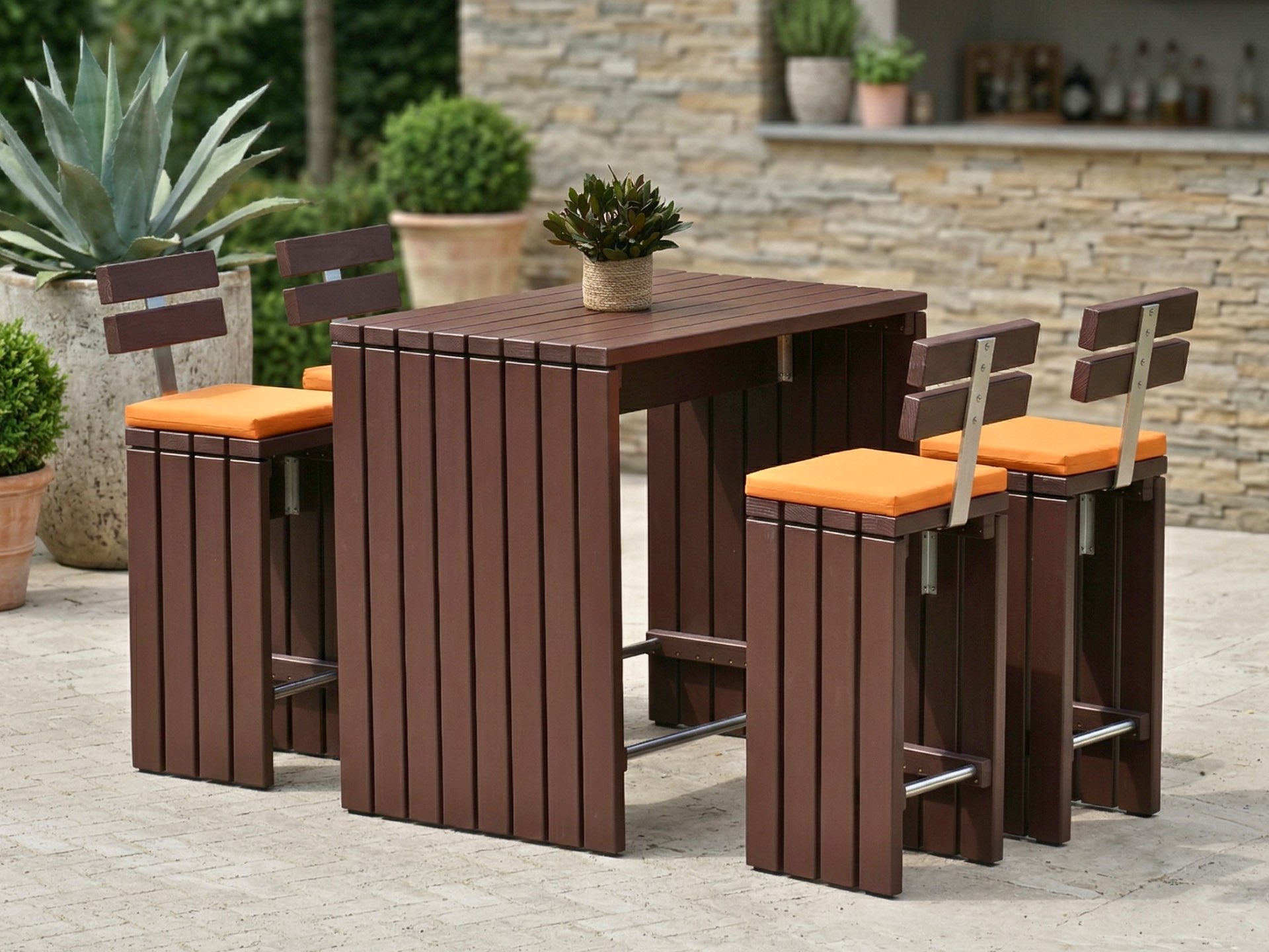 Barmöbel Set in Dunkelbraun mit Stehtisch und vier Barhockern mit Rückenlehne in einer Outdoor-Bar.