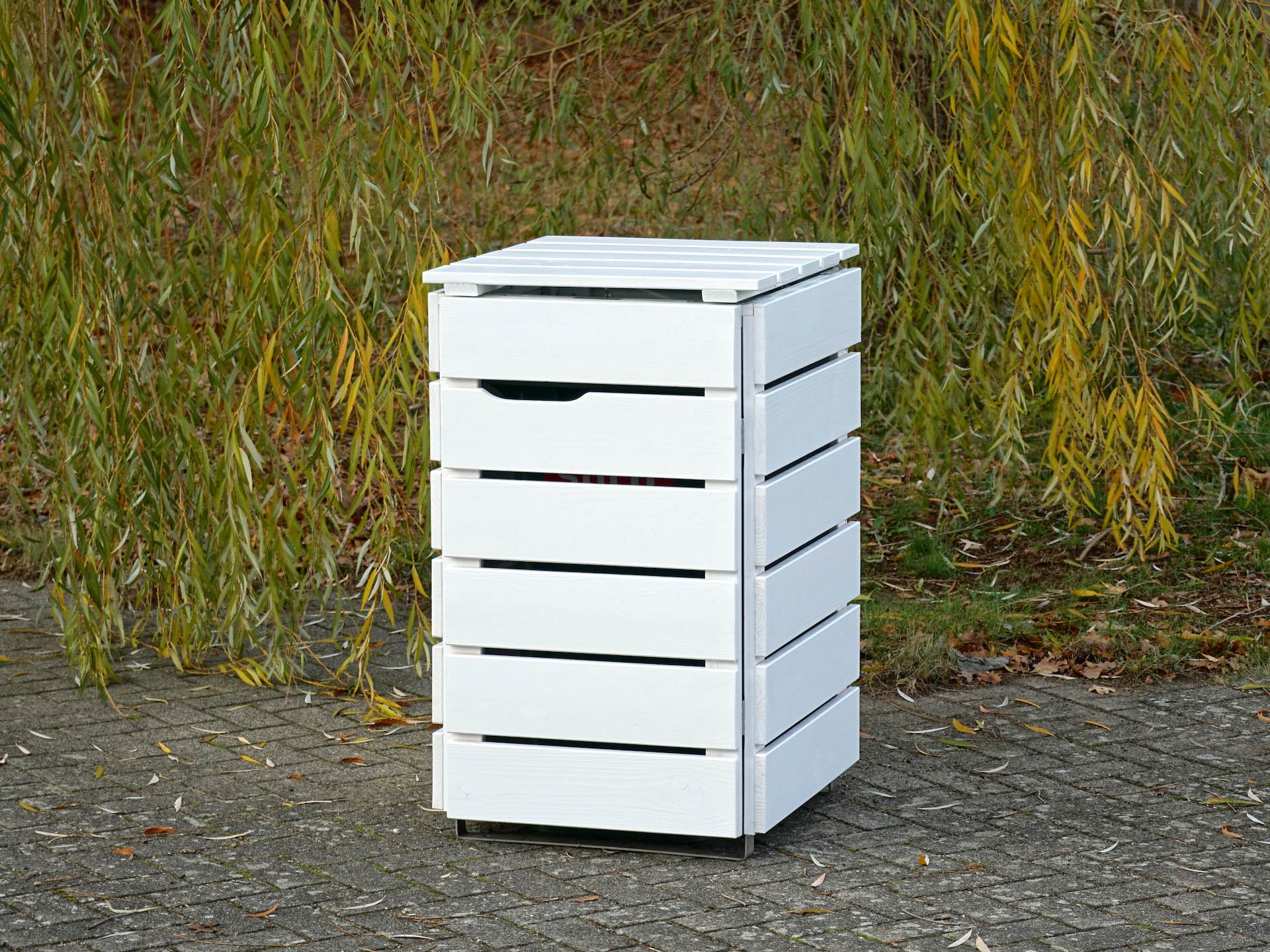 1er Mülltonnenbox in Weiß, von vorn rechts, geschlossen