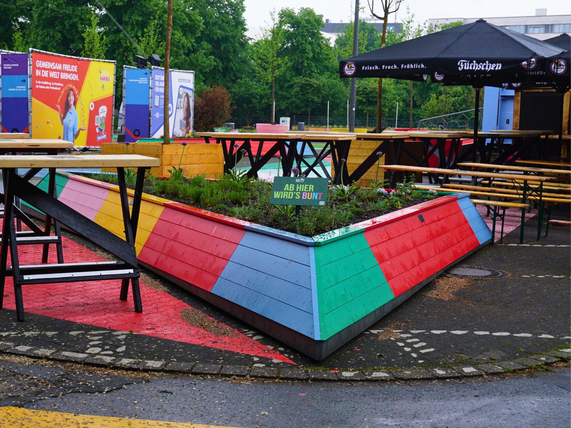 Dreieckiges Hochbeet in Hellrosa, Signalgelb, Reinrot und Pastellblau – Farbkonzept der Landesgartenschau Neuss 2026