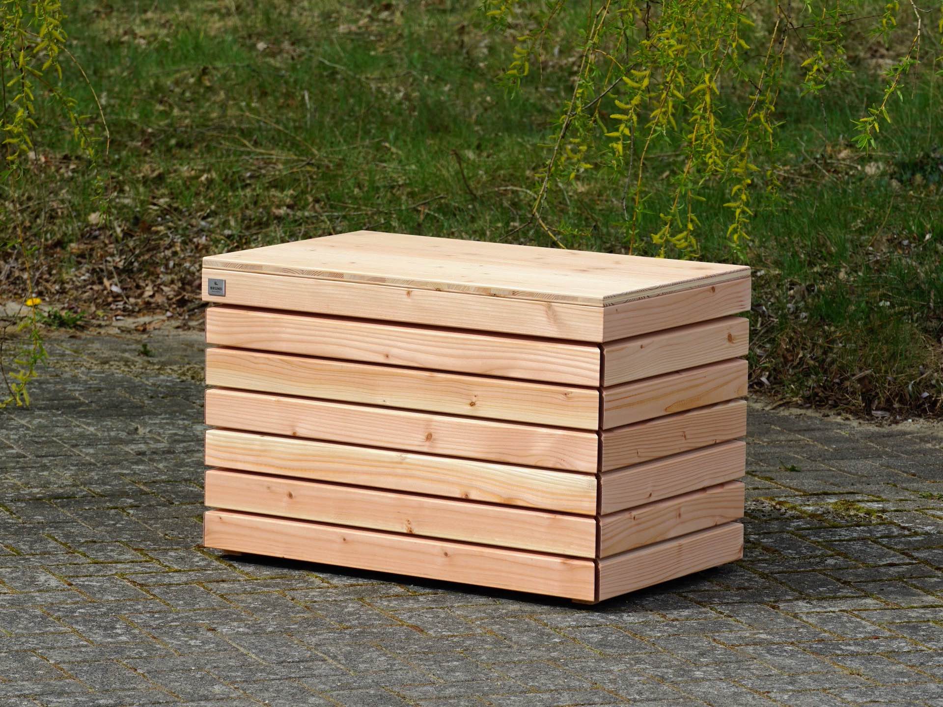 Kompakte Gartenbox aus Douglasie – von vorn rechts, natürlich und funktional	