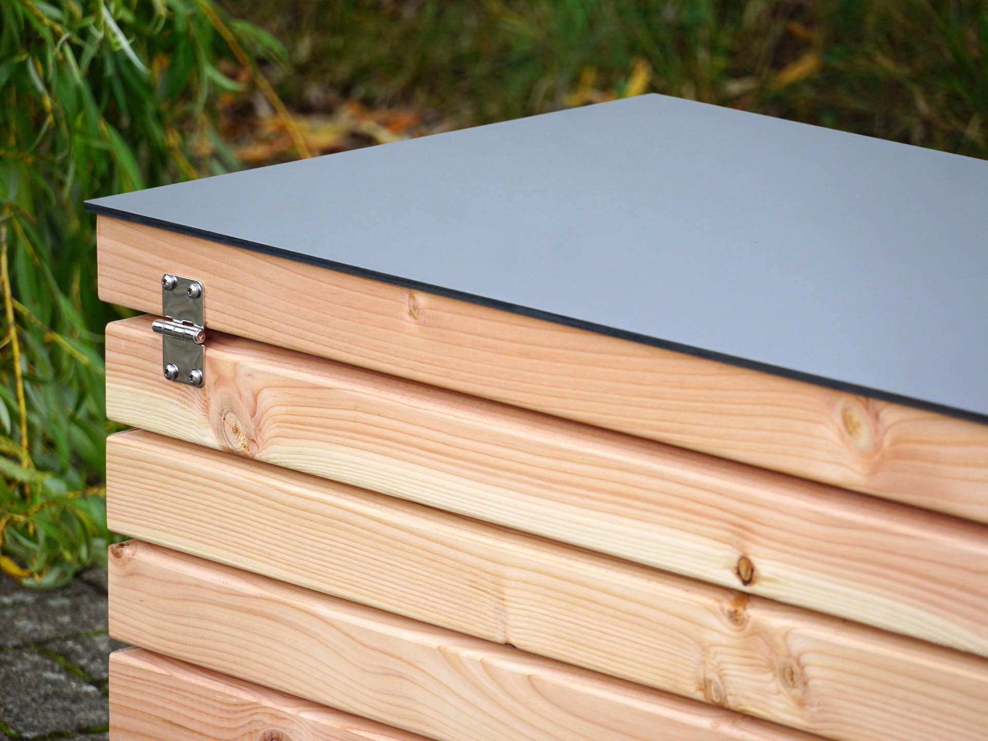 Rückansicht der Gartenbox Rhombus – Deckel mit HPL-Verkleidung, stabiles Edelstahl-Scharnier sichtbar	
