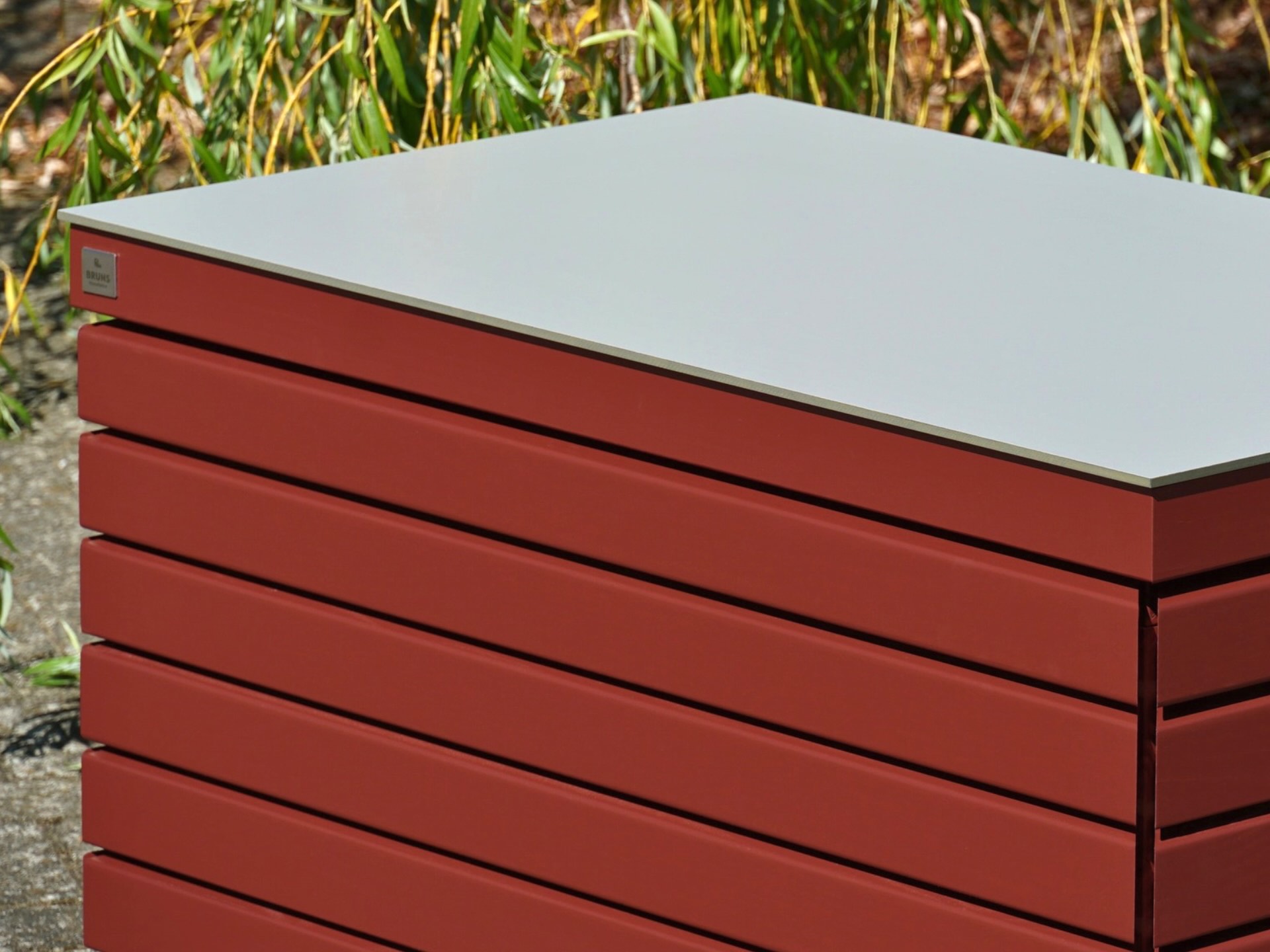 Hellgraue HPL-Outdoorplatte als wetterfeste Deckelverkleidung der Sitztruhe Rhombus 100 in Skandinavisch Rot