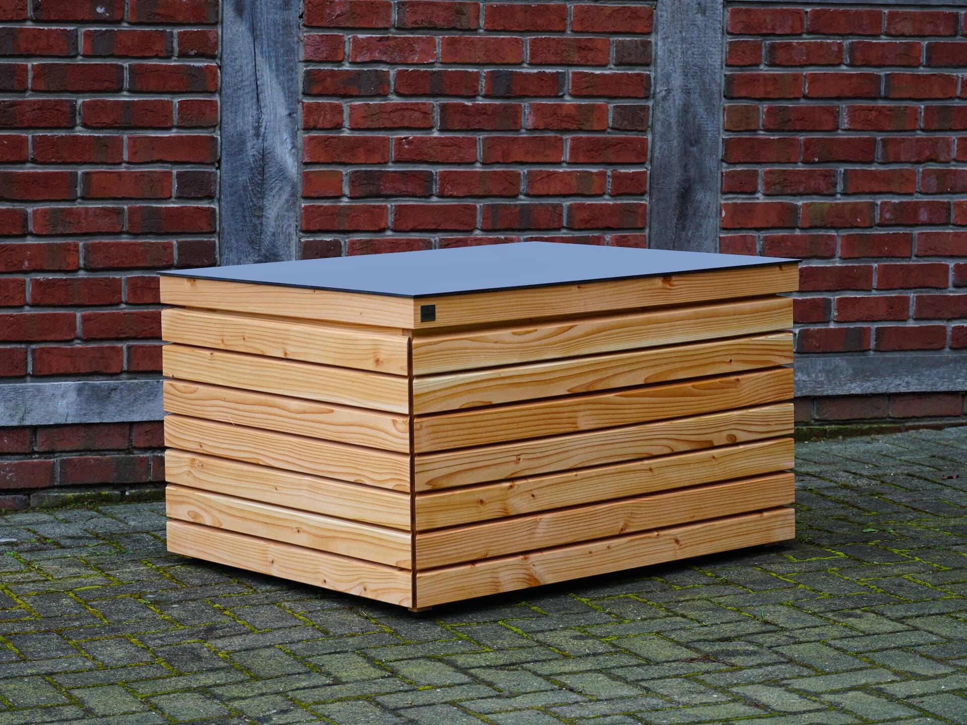Gartenbox Rhombus – von vorn links, harmonisch im Design	