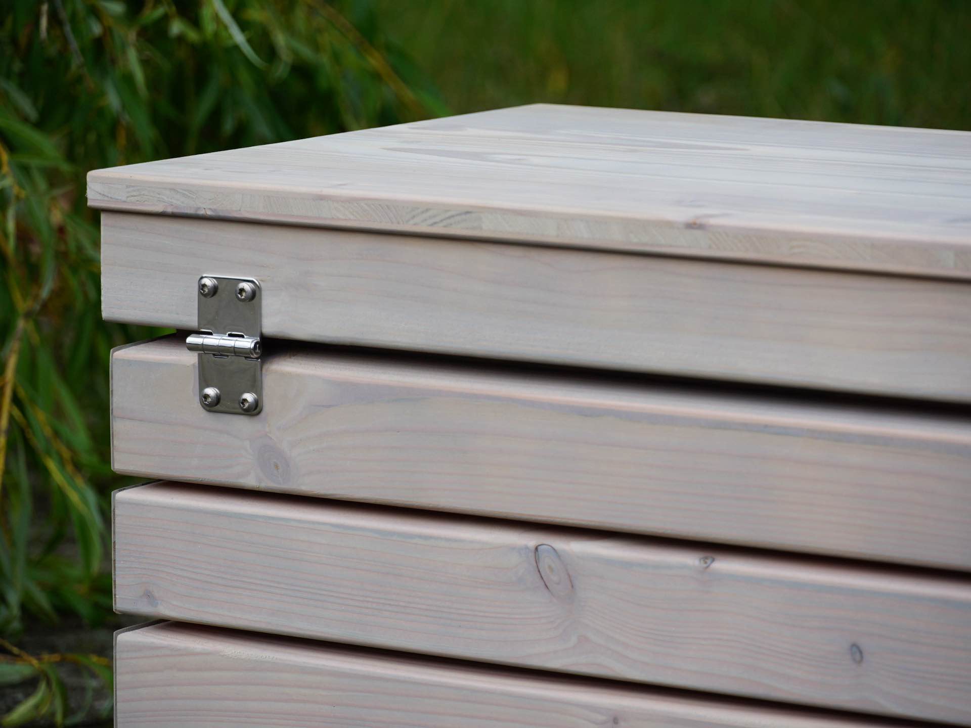 Gartenbox Rhombus Grau Geölt – Rückseite mit robustem Edelstahl-Scharnier im Detail	