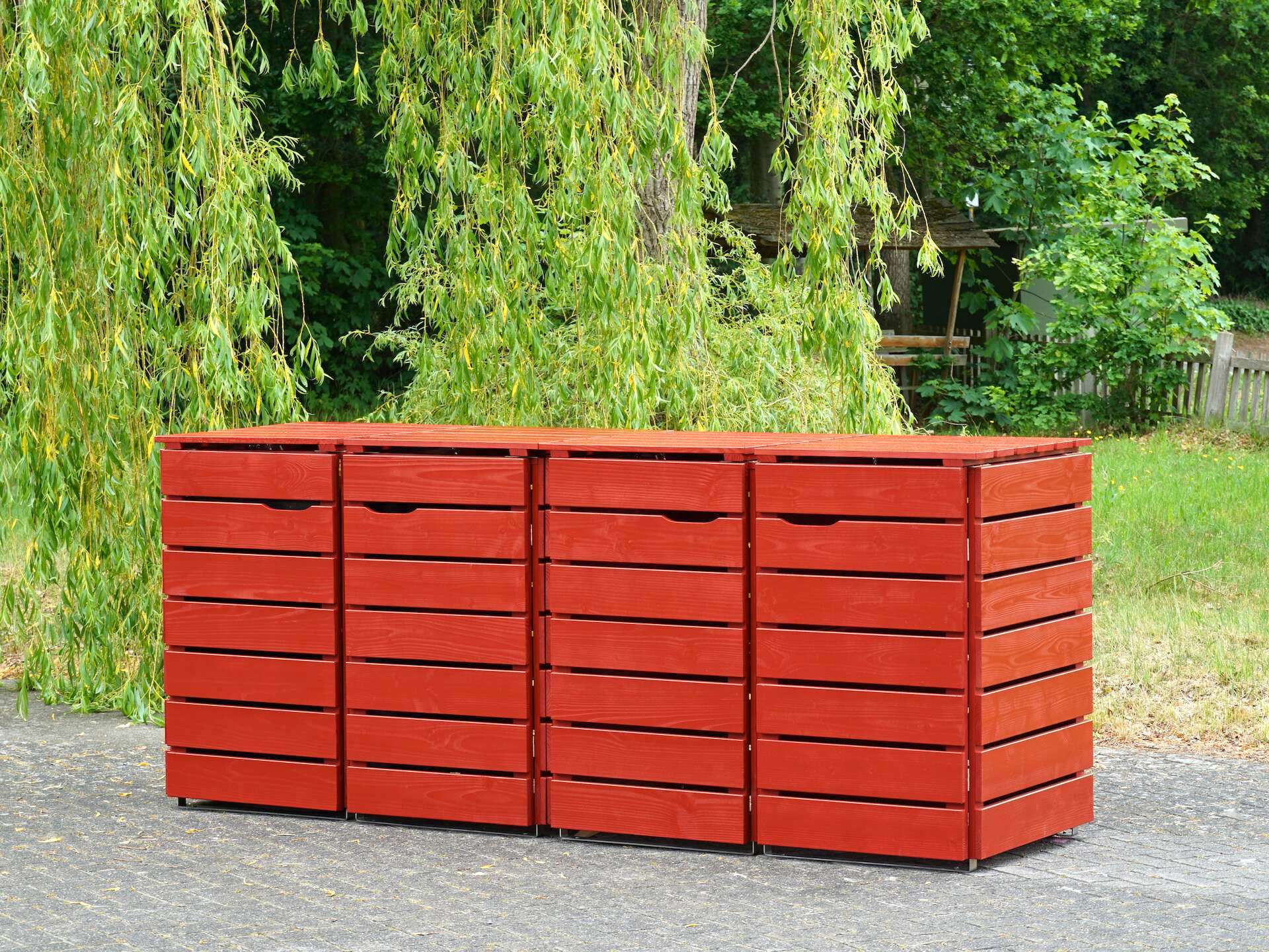 4er Mülltonnenbox in Nordisch Rot, von vorn rechts, geschlossen
