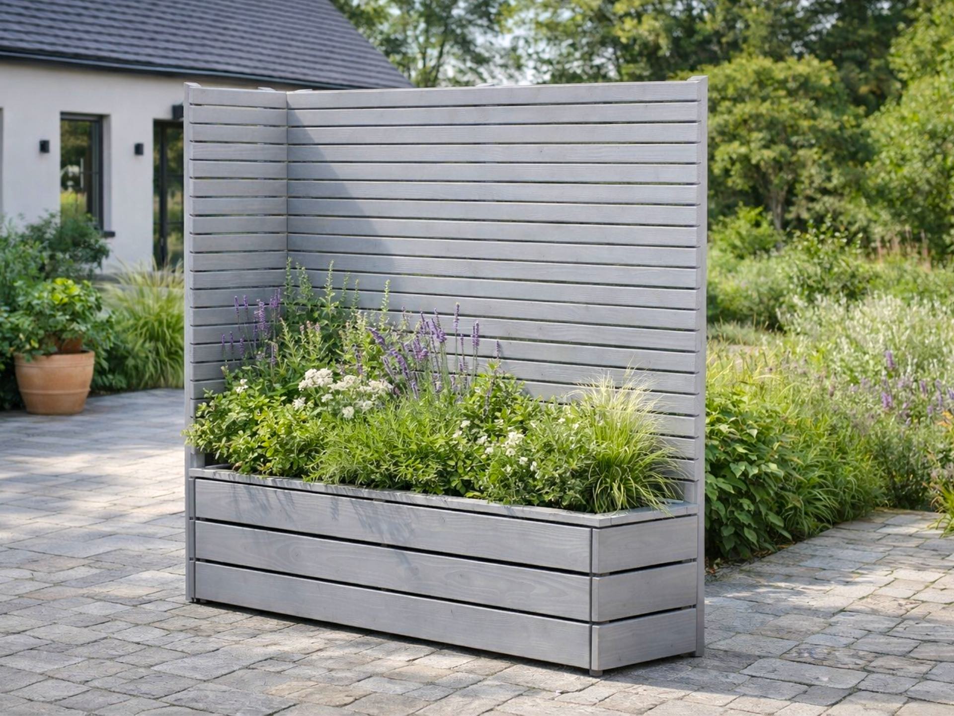 Pflanzkasten Classic 2L in Grau geölt mit Eck-Sichtschutz A10 als platzsparende Lösung für mehr Privatsphäre.