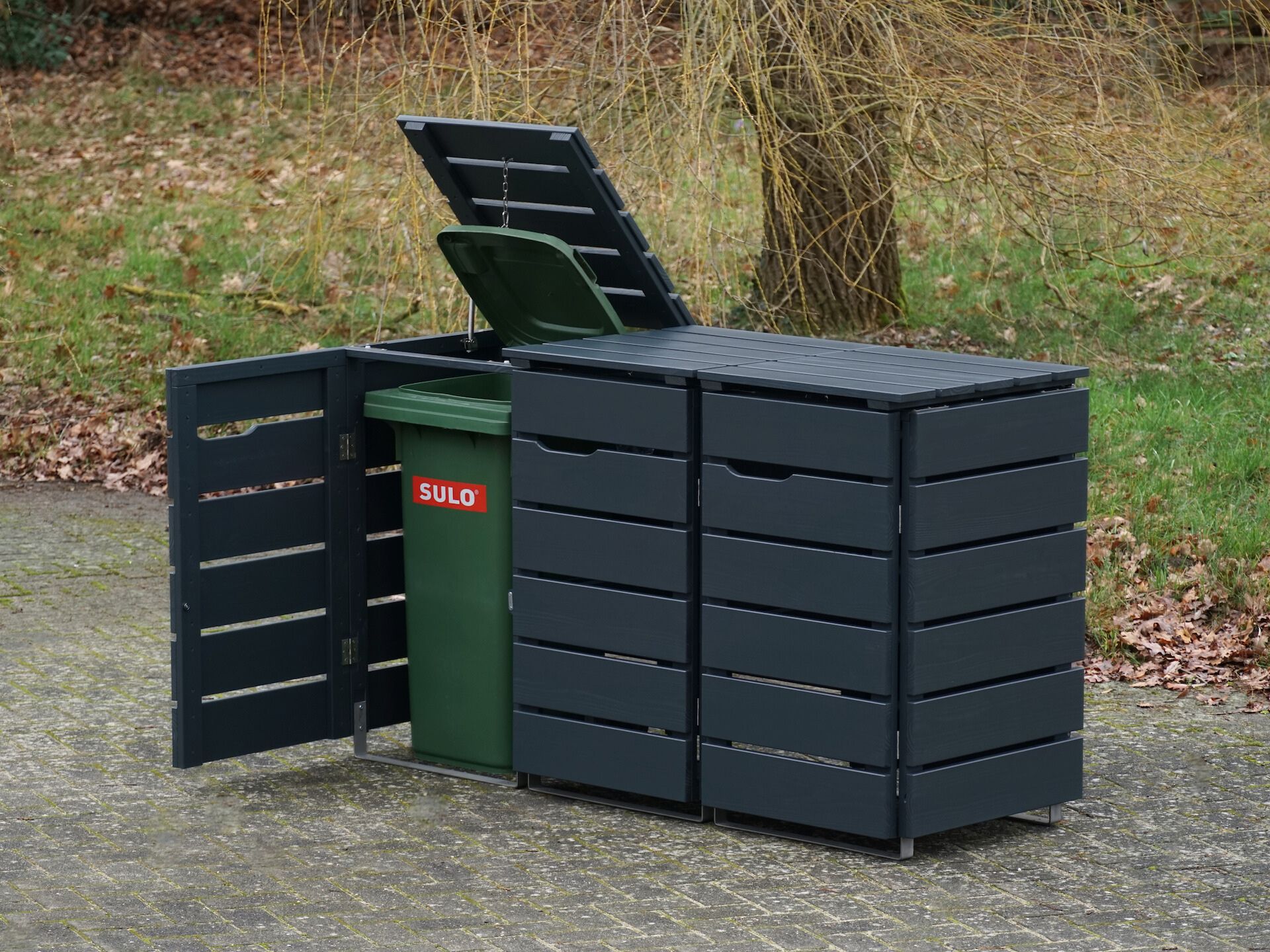 3er Mülltonnenbox in Anthrazit, von vorn rechts, linke Tür und Deckel geöffnet
