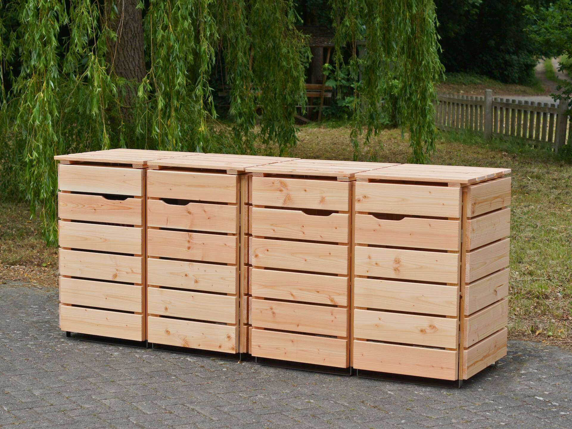 4er Mülltonnenbox in Natur-Holz, von vorn rechts, geschlossen