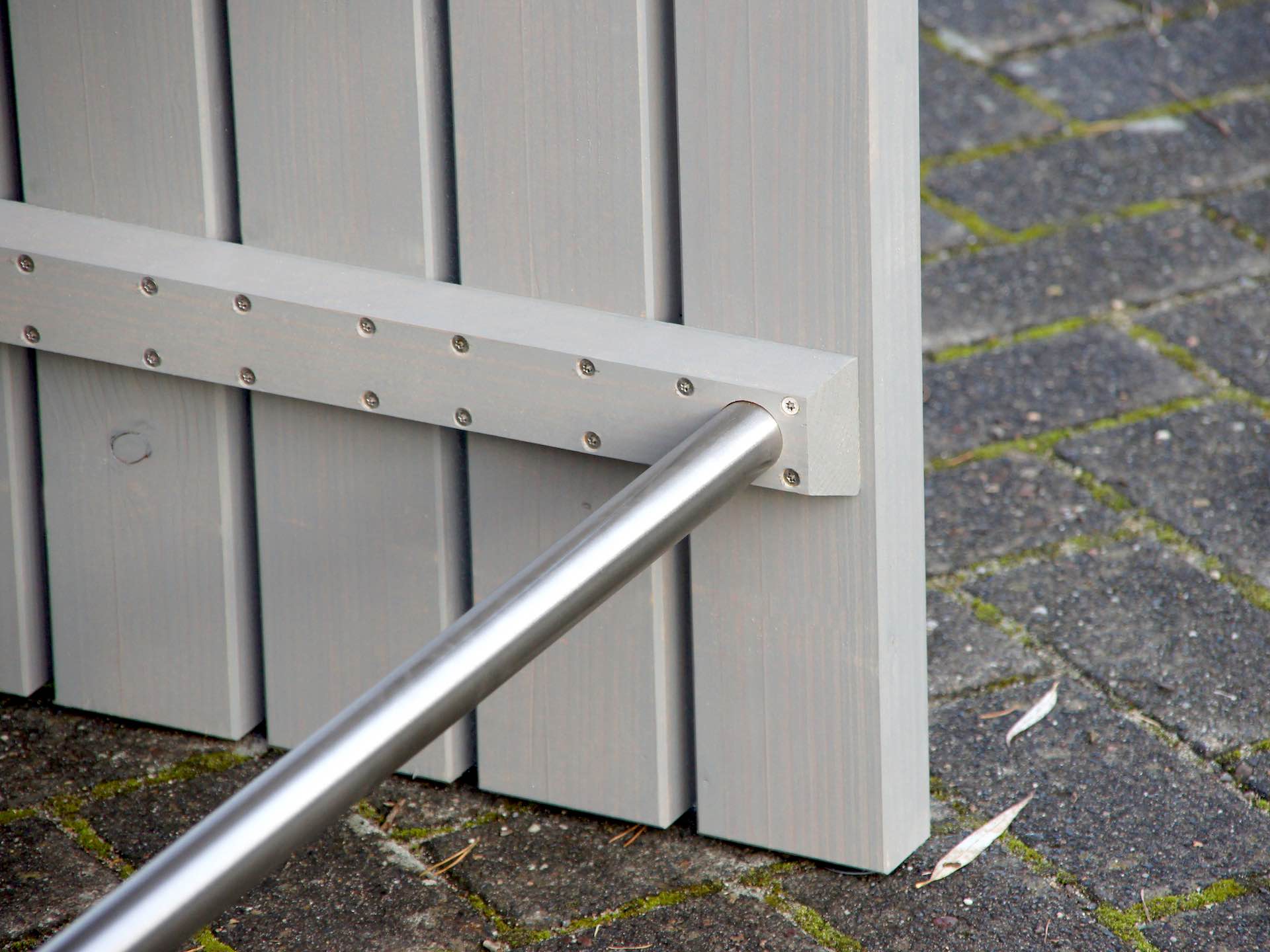 Detailaufnahme der Fußstütze aus Edelstahl-Rohr und der inneren Verschraubung beim Stehtisch Kubus