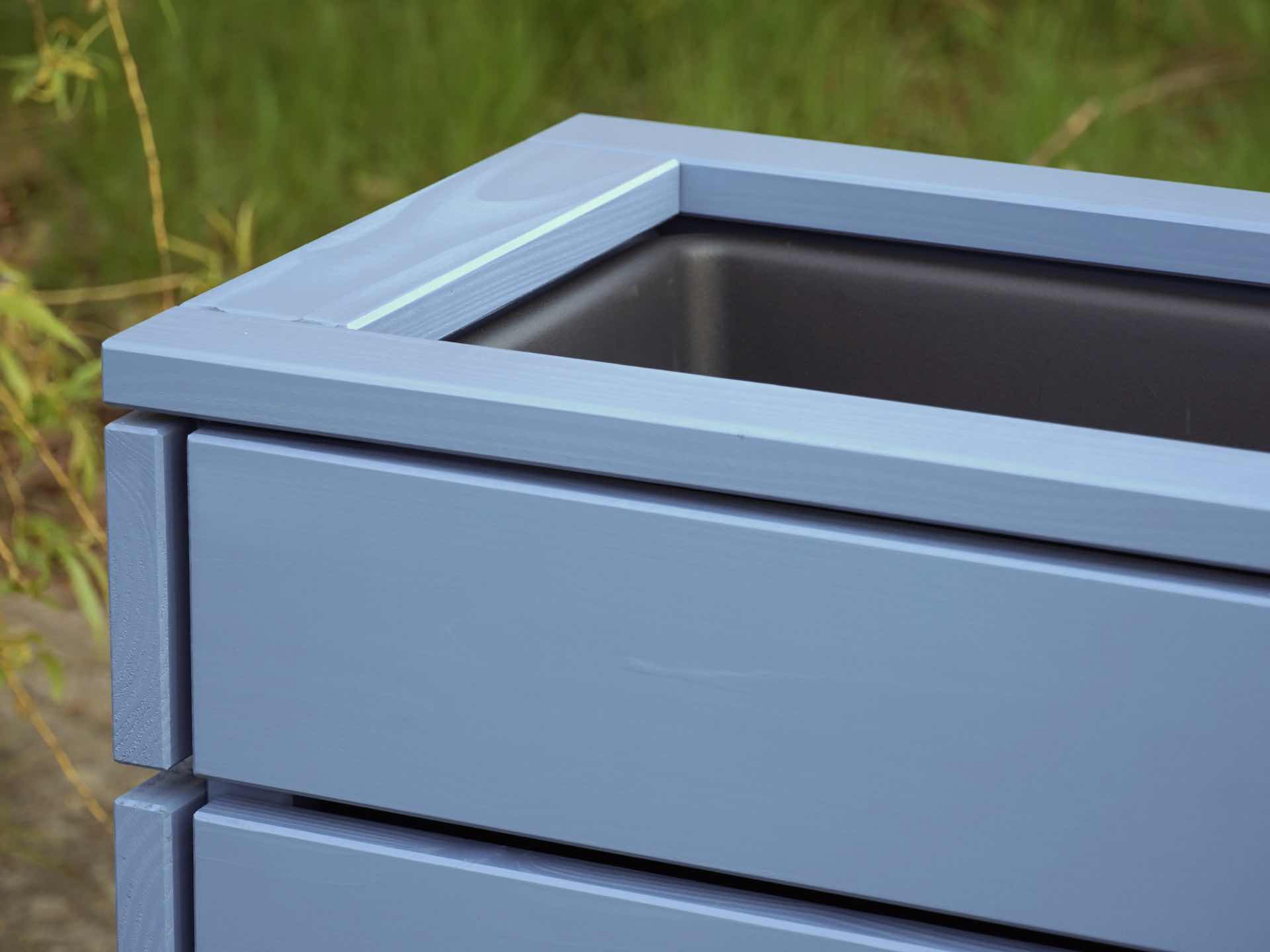 Pflanzkasten Classic in Taubenblau – Detail des Rahmens mit Schattenfugen und verdeckter Verschraubung