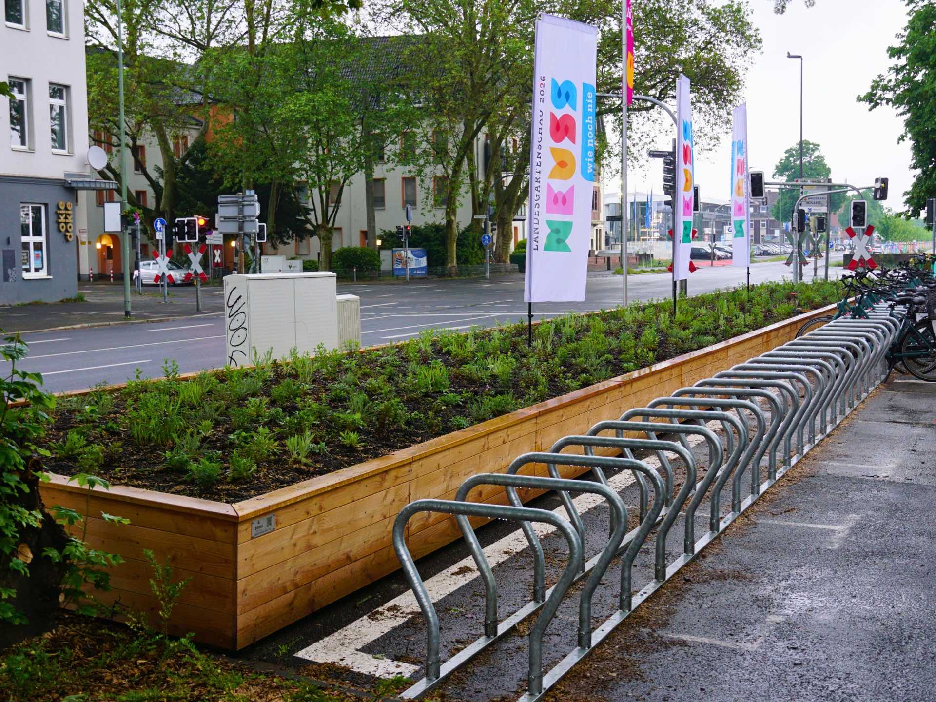 Großes Hochbeet aus naturbelassenem Holz auf dem Gelände der Landesgartenschau Neuss.
