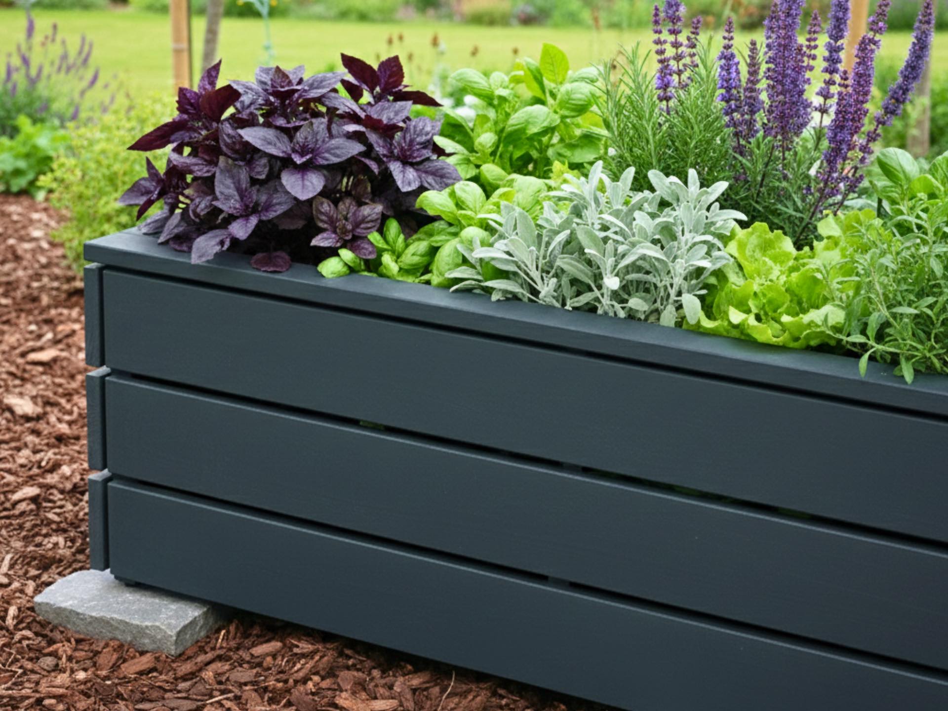 Detailansicht der rechten Ecke eines anthrazitfarbenen Hochbeets mit sichtbarer Schattenfuge und glattem Finish