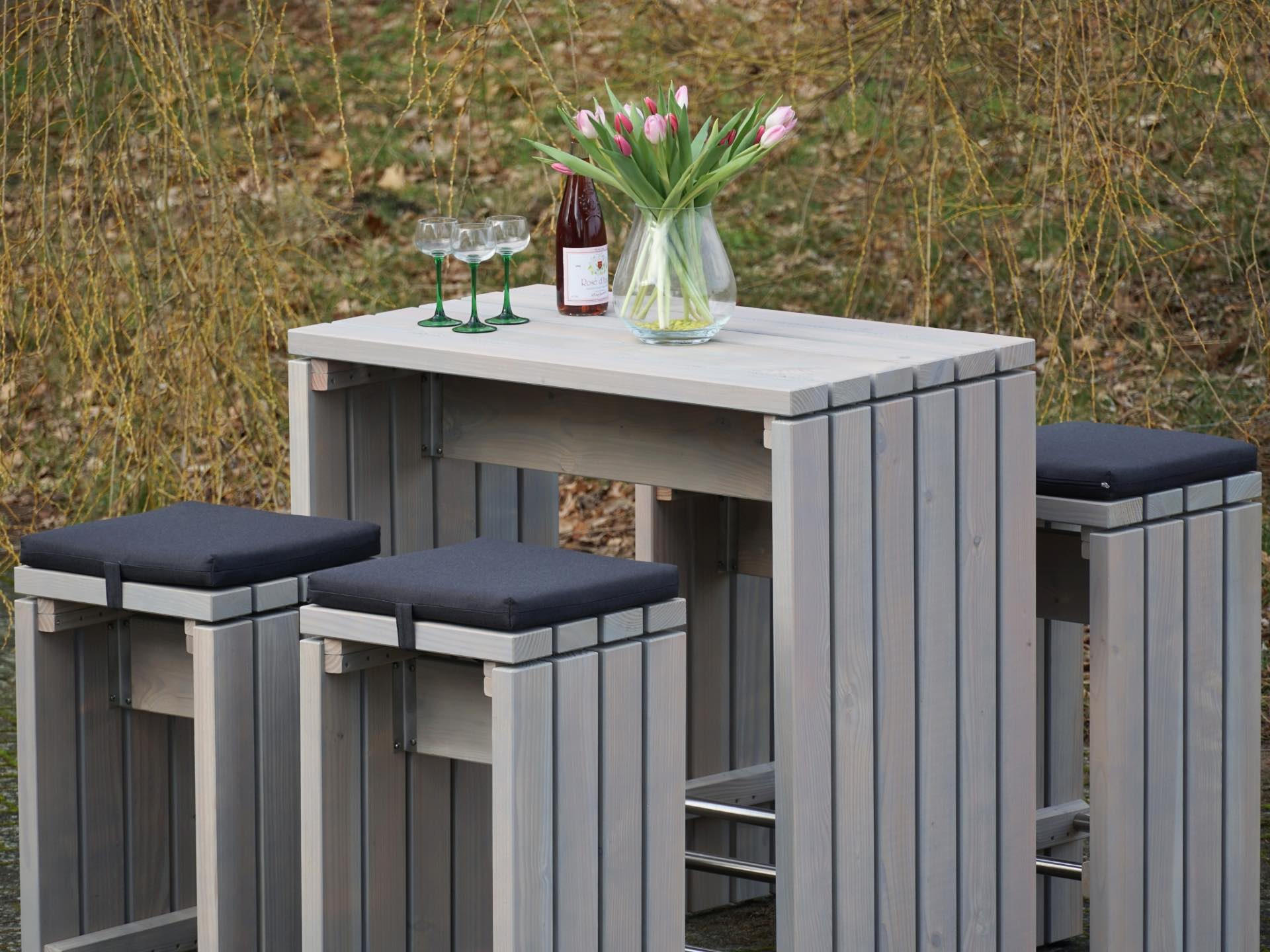 Barmöbel Set in Grau Geölt – Tischplatte aus stabilen Massivholz-Bohlen und Barhocker mit Polstern – Detail