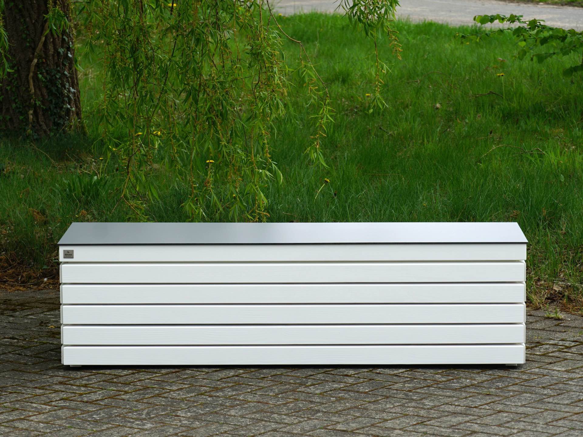 Gartenbox frontal – eleganter Look in Weiß und Grau	