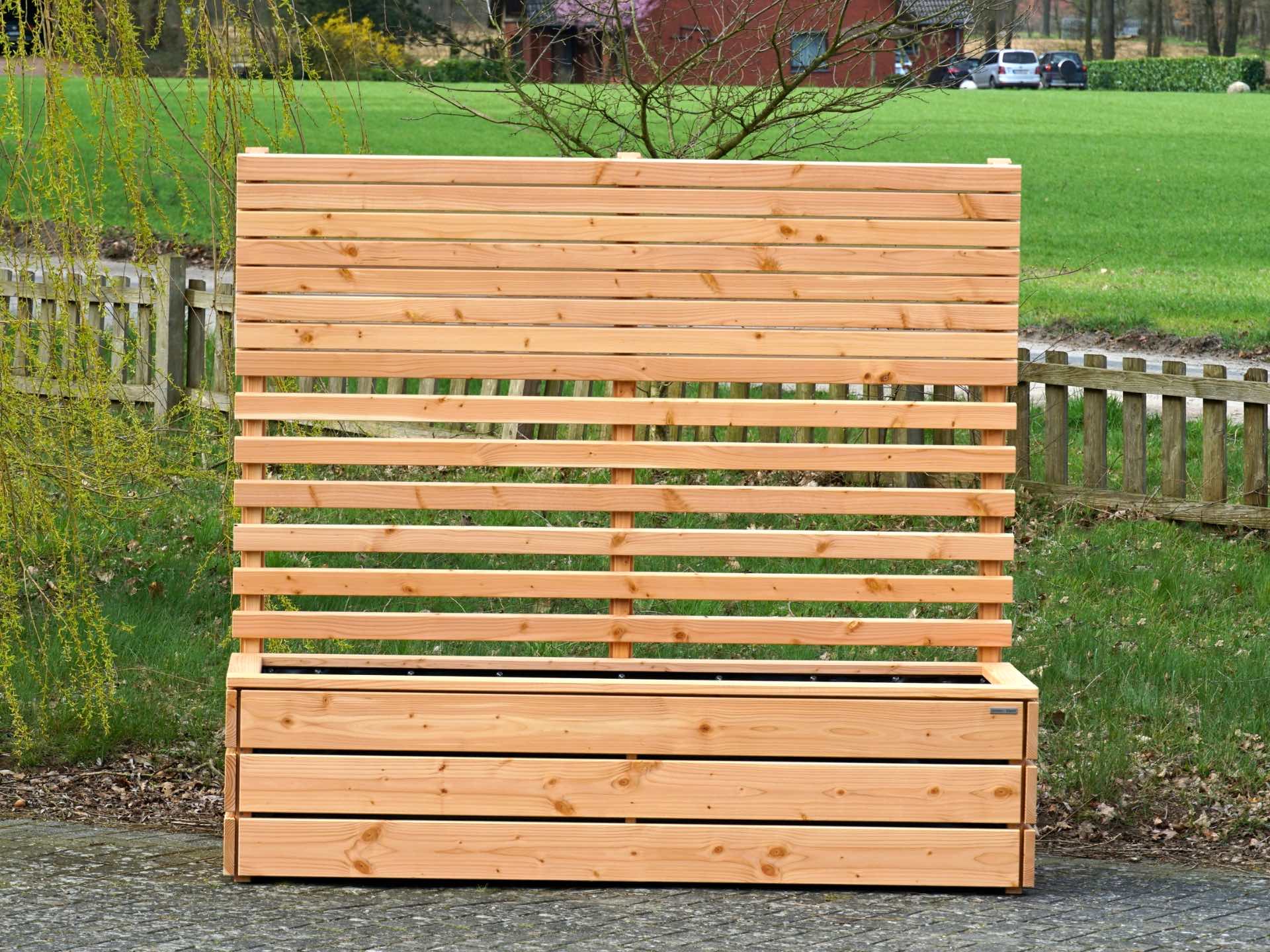 Gesamtansicht des Pflanzkastens mit Sichtschutz A30/A10 – die Sichtschutzwand ist optisch in zwei Segmente unterteilt