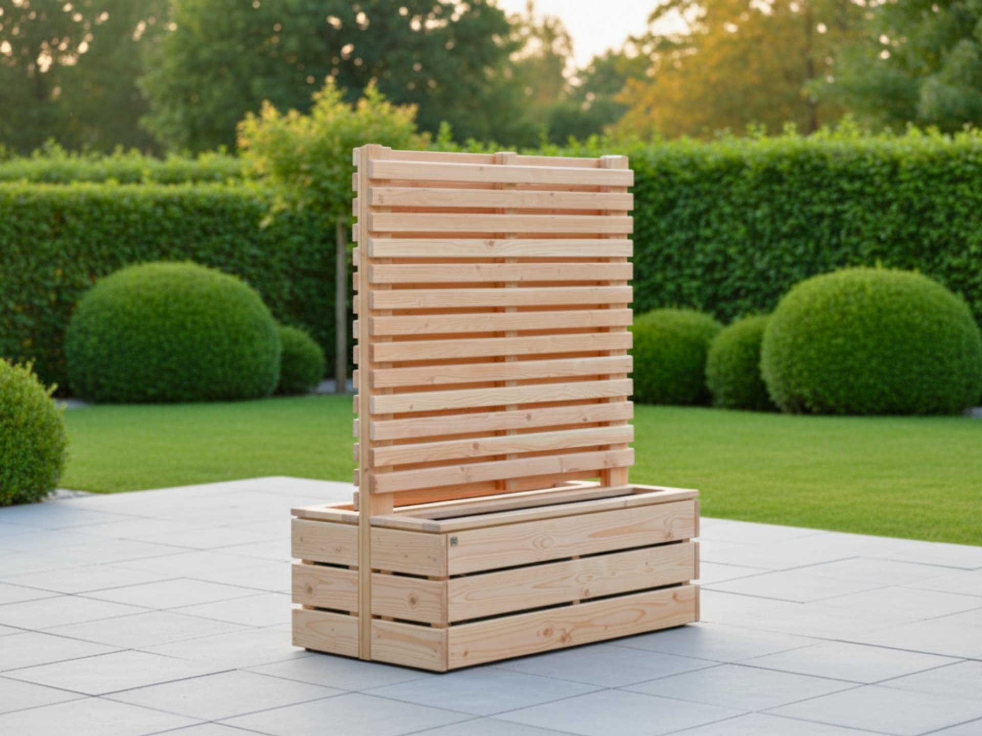 Gesamtansicht der Sichtschutz-Pflanzkasten-Kombination in Rhombusoptik – von links fotografiert