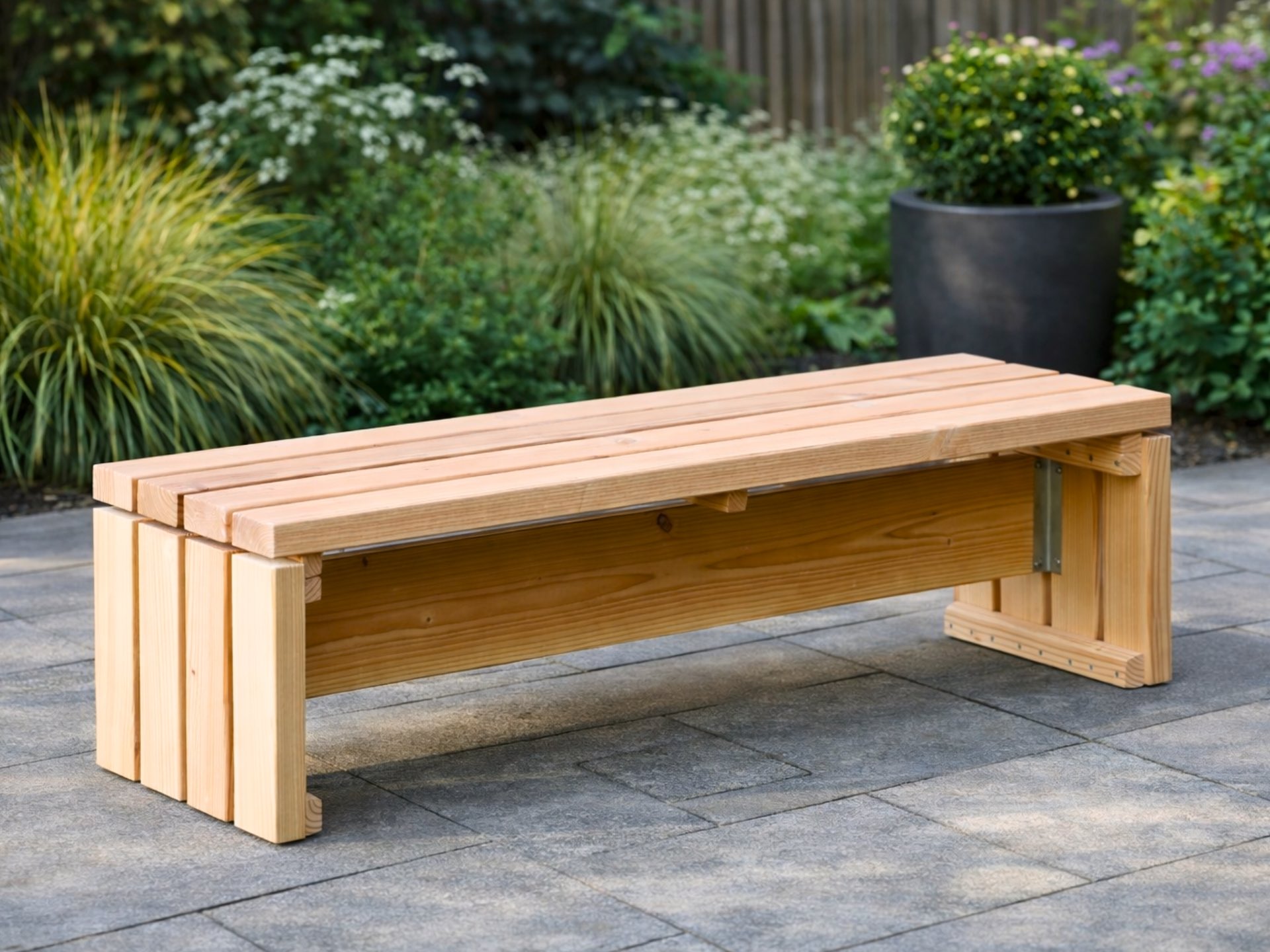 Loungebank aus natur geölter Douglasie als platzsparende Balkonlösung.