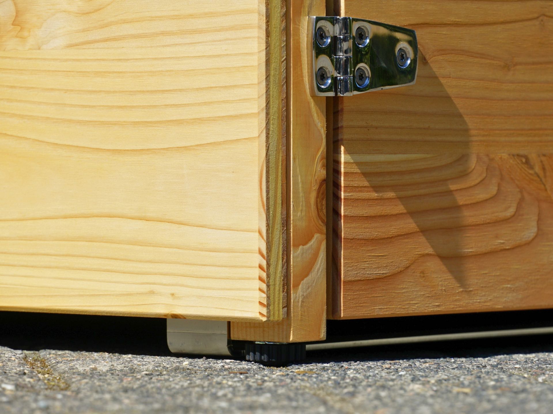 Kinderwagenbox Cubus mit Nivellierfüßen zum Ausgleich von Bodenunebenheiten und Kufen zur Verankerung – Detail