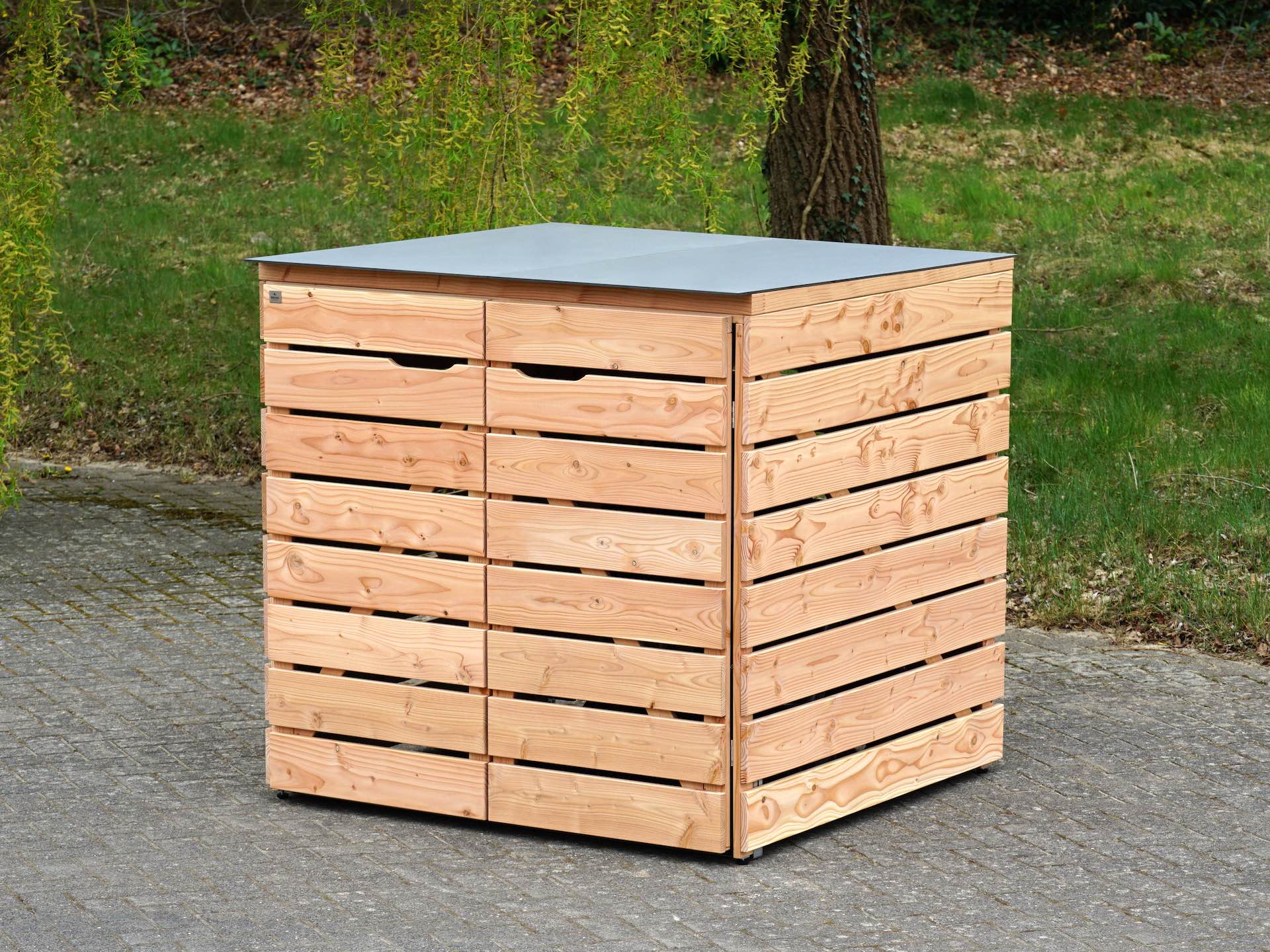 Kinderwagenbox natur mit geschlossenen Türen, von vorn rechts gesehen