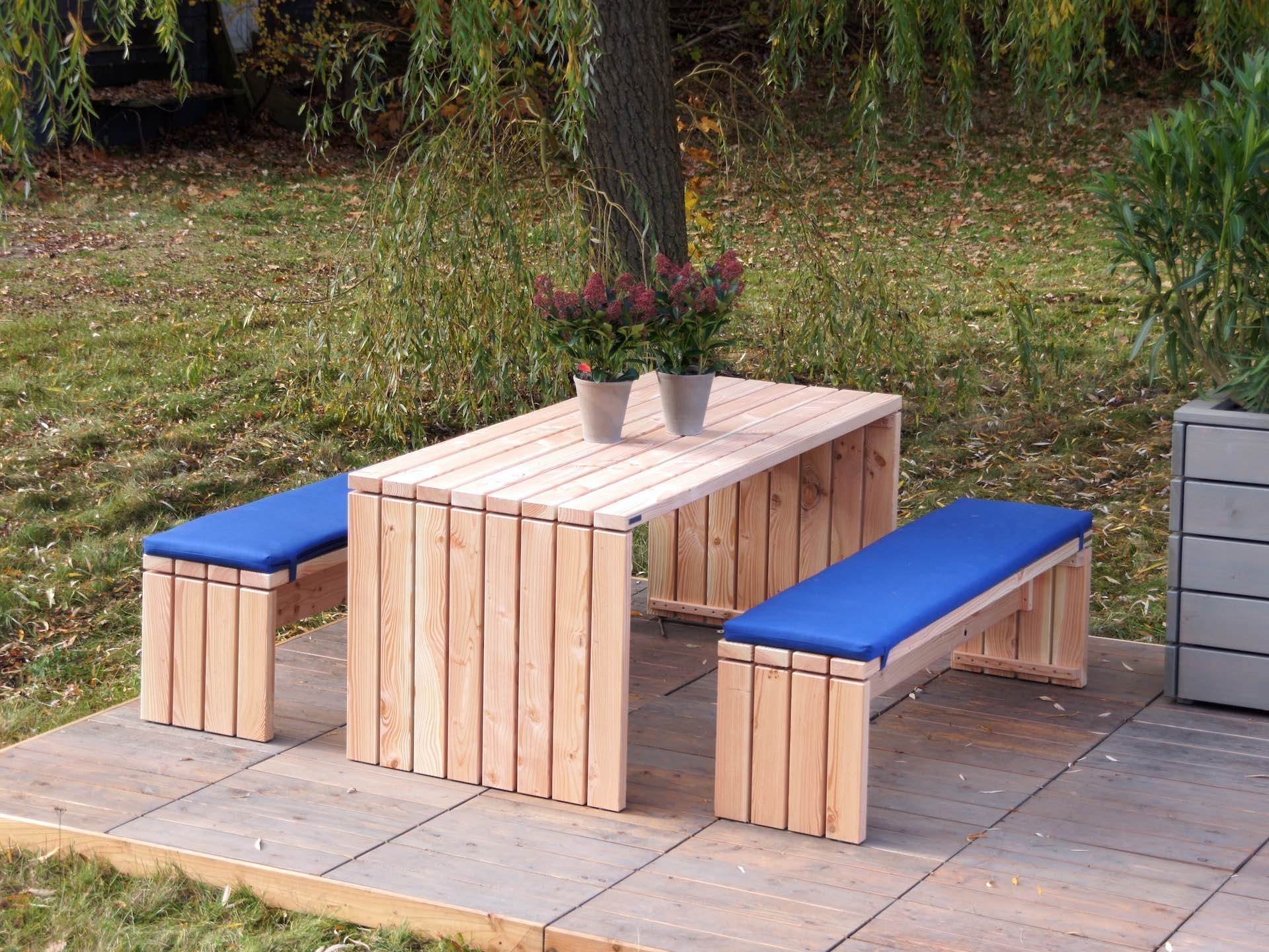 Gartenmöbel-Set Kubus in Douglasie natur mit blauen Polstern, Gesamtansicht von oben rechts