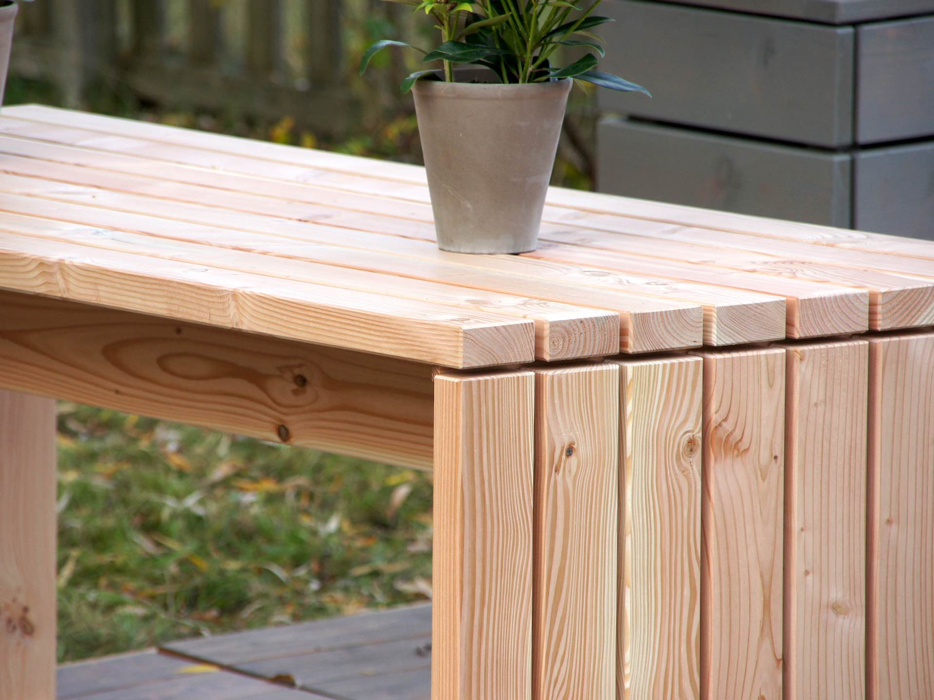  Detailaufnahme des Tisches im Set Kubus Natur mit sichtbarem Fugenbild