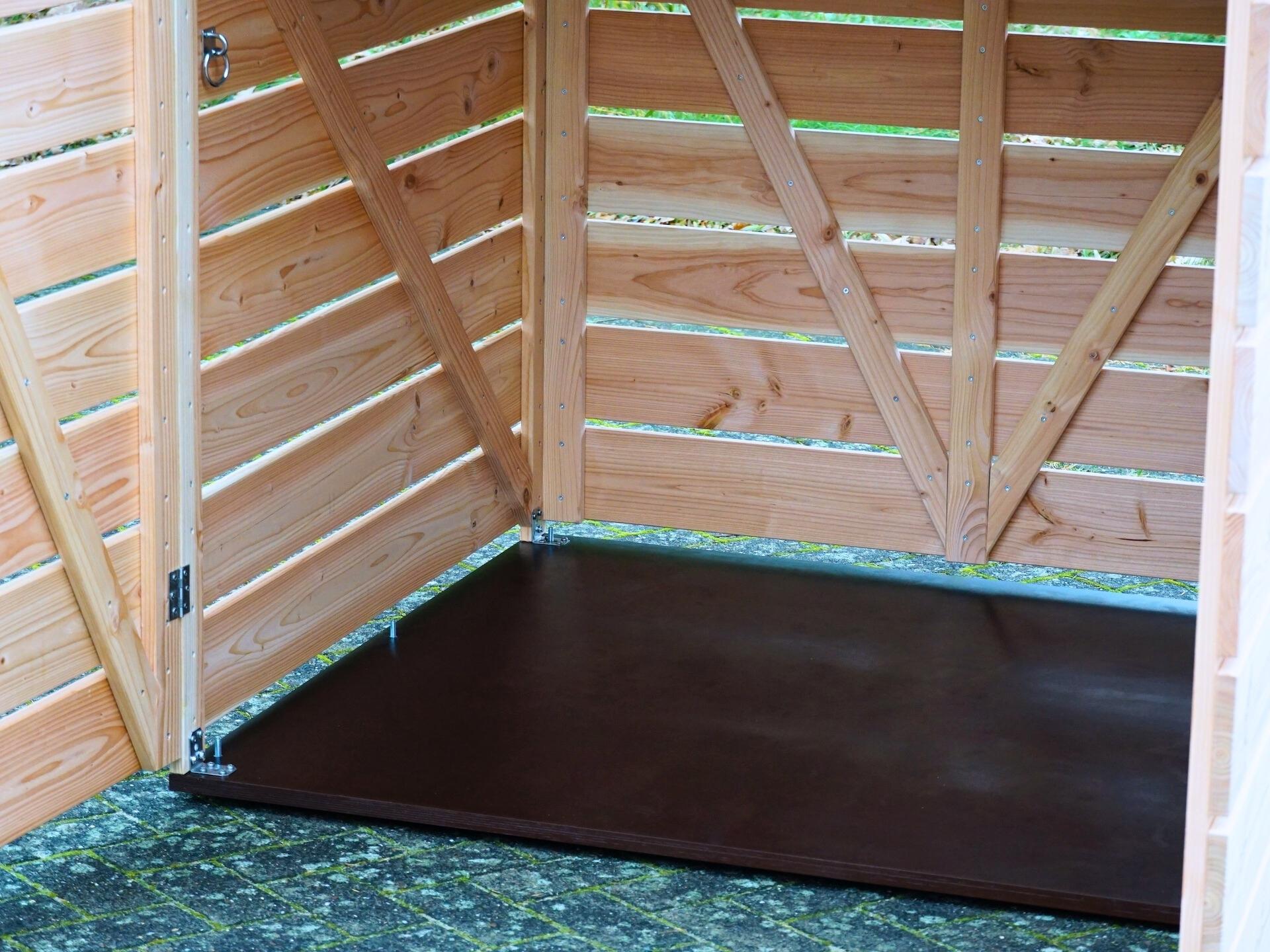 Detailfoto der 2er Kinderwagenbox Classic in Natur – Blick auf den robusten Boden aus Siebdruckplatte und justierbare Nivellierfüße