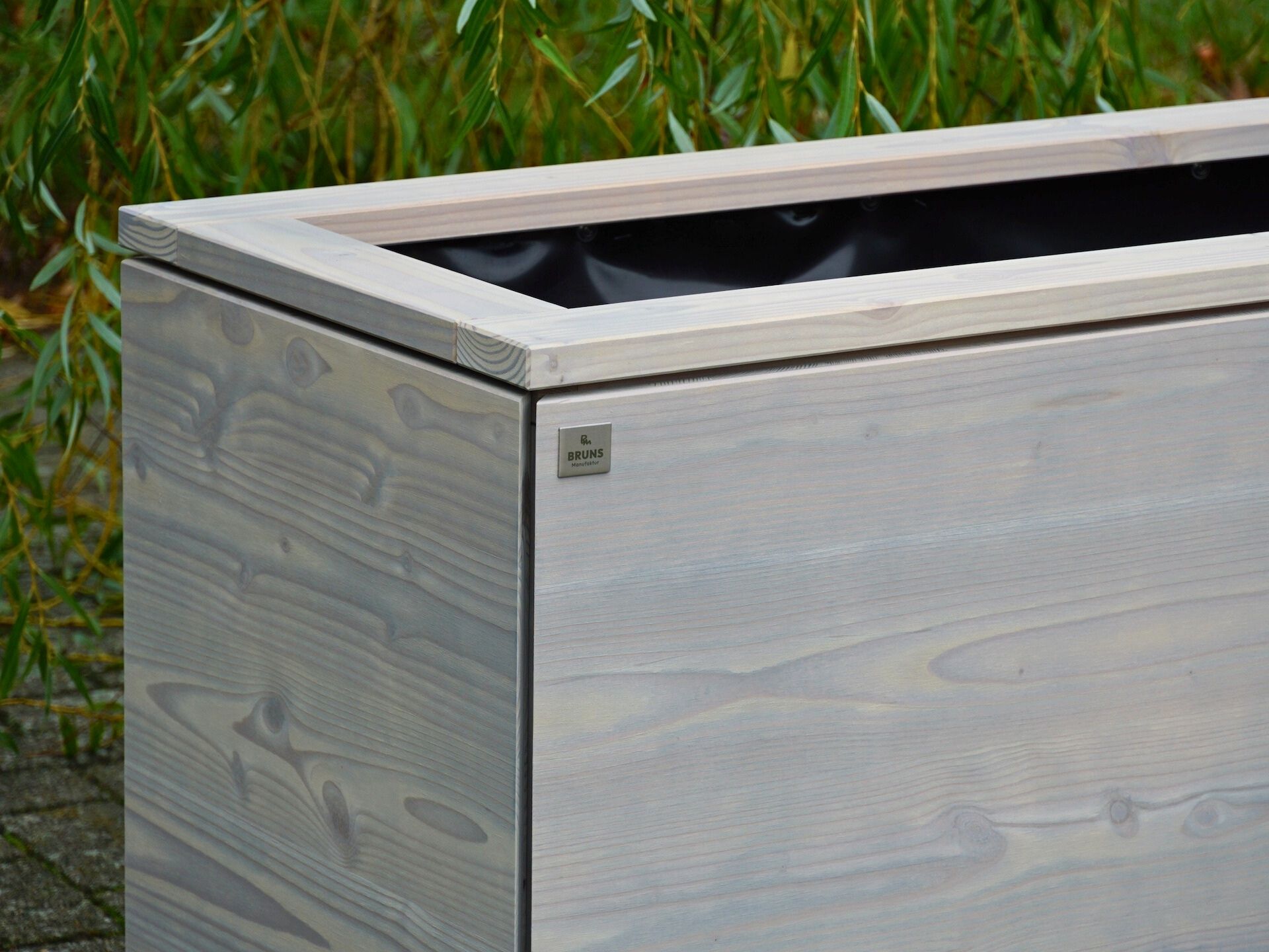 Detailfoto Pflanzkasten Cubus in Grau Geölt – glatte, elegante Seitenfläche ohne sichtbare Bohlenfugen, Ecken präzise auf Gehrung geschnitten