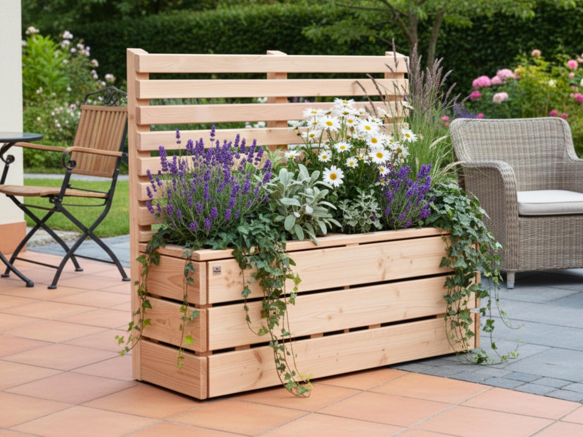 Mittelgroßer Pflanzkasten mit Rankgitter, ideal als grüner Sichtschutz oder Terrassen-Trenner, aus wetterfestem Holz gefertigt.