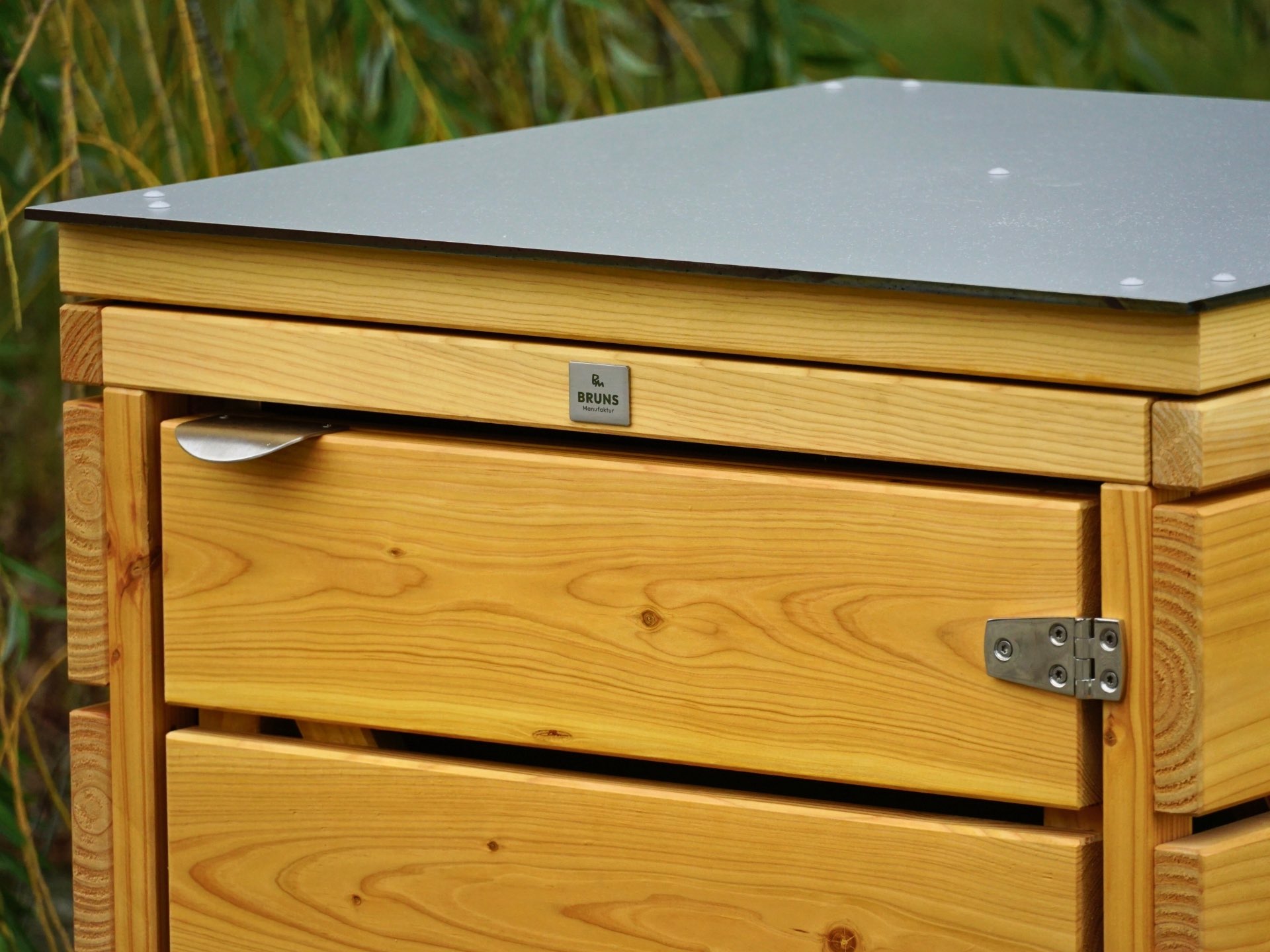 Mülltonnenbox Classic 120 L in Natur Geölt – wetterfeste HPL-Outdoorplatte als Dachverkleidung – Detail