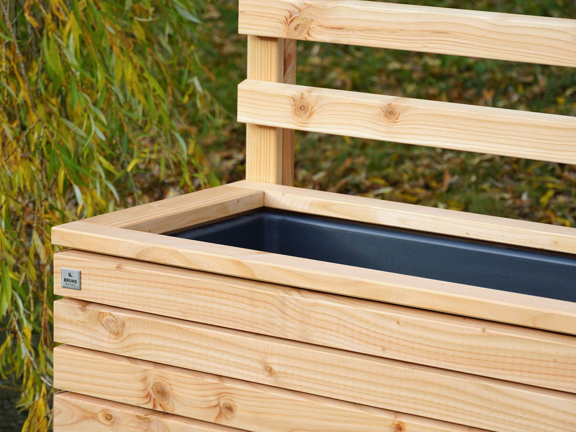 Pflanzkasten Rhombus mit Rankgitter A90 in Douglasie Natur – präzise verarbeitetes Fugendesign mit Rhombusleisten	