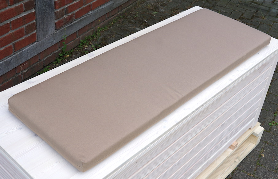 Polster in Dekor Sand – Gesamtansicht von oben auf die weiße Sitztruhe Rhombus mit komplett aufgelegtem Polster	