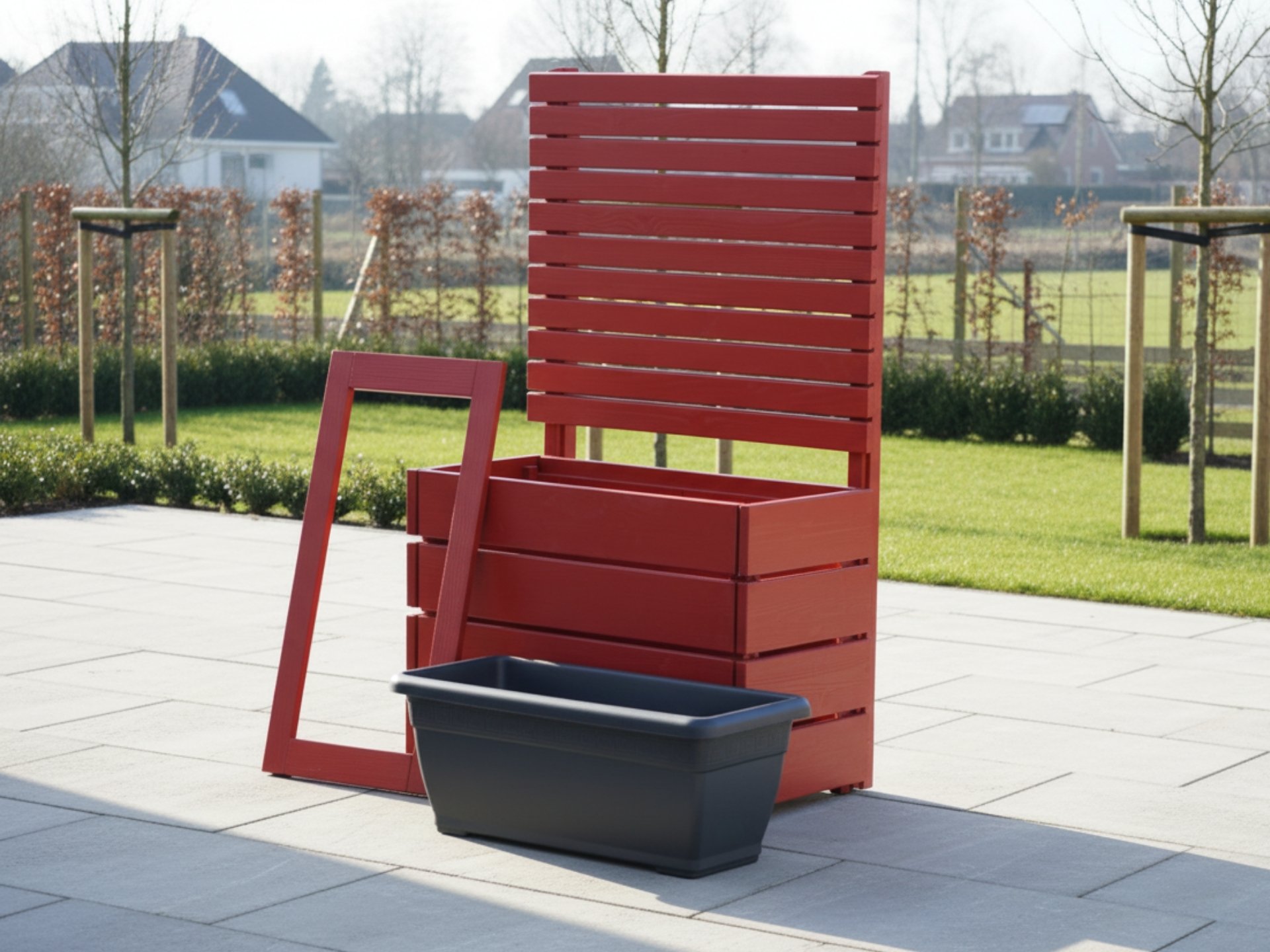 Frontalansicht des Pflanzkastens – abgenommener Rahmen und herausgenommener Kunststoff-Pflanzeinsatz stehen davor